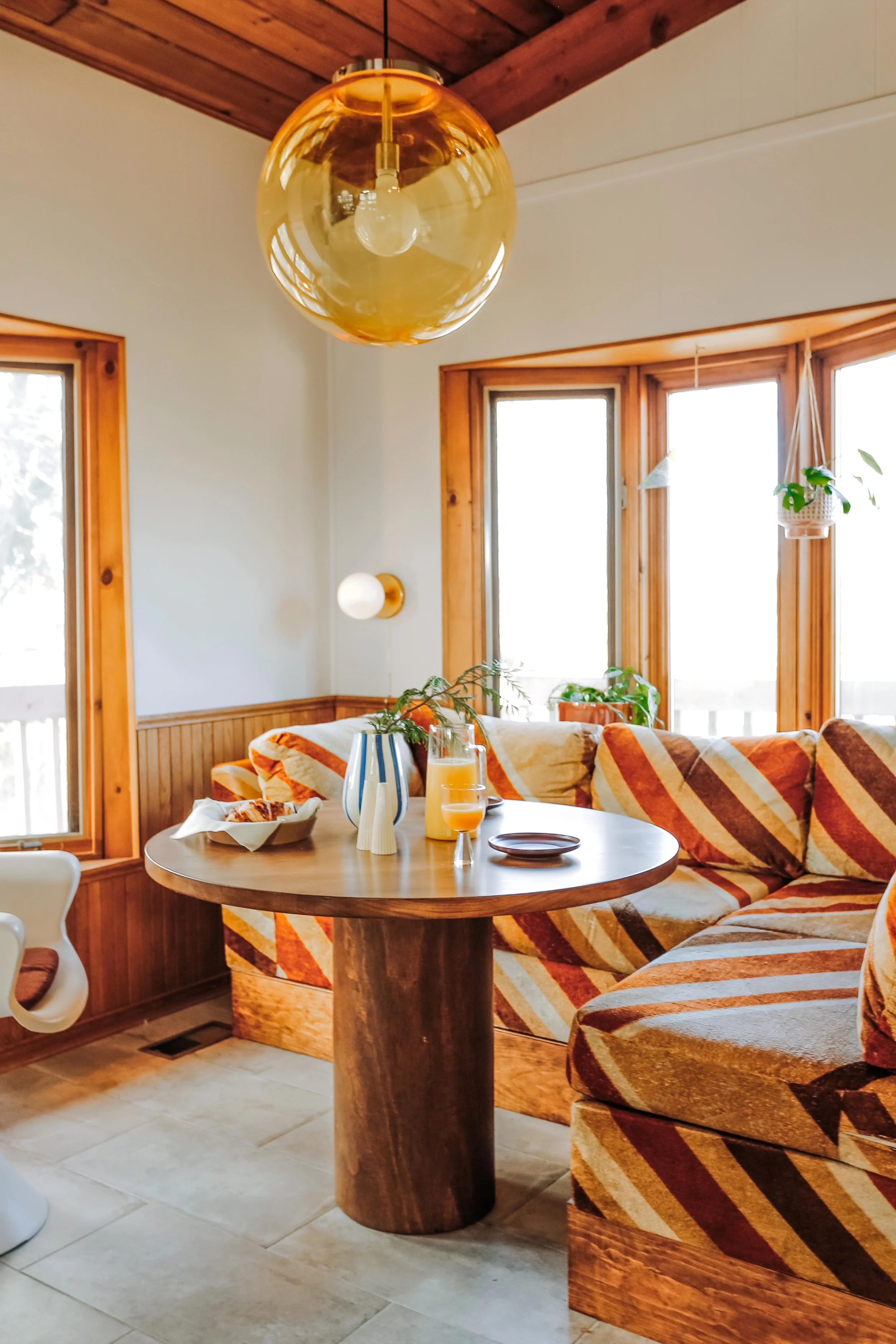 Breakfast Nook Makeover | That 70s House — The Sorry Girls