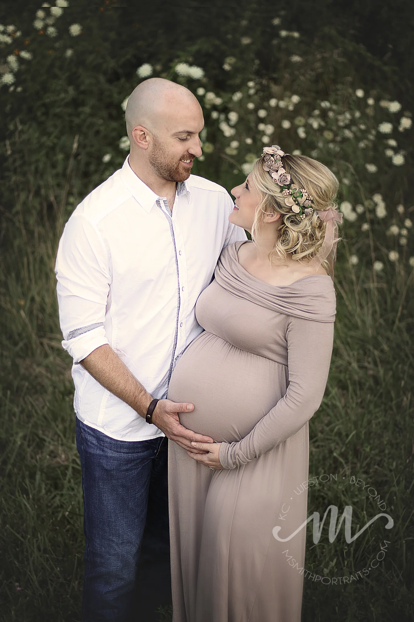 Husband and wife maternity photo