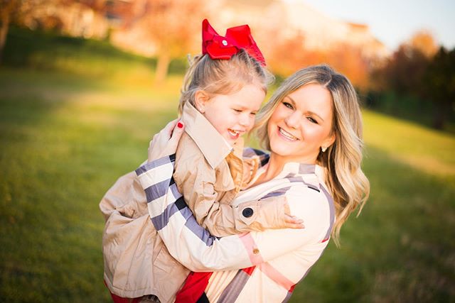 ❤️ I can&rsquo;t. ❤️ Moms squeeze your daughters like this while you can!!! 😭 
Gallery for these guys being delivered tomorrow! ❤️ .
.
.
#momanddaughtergoals #quadcitiesfamilyphotography #qcphotographer #bettendorffamilyphotographer #tagtheqc #qcfin