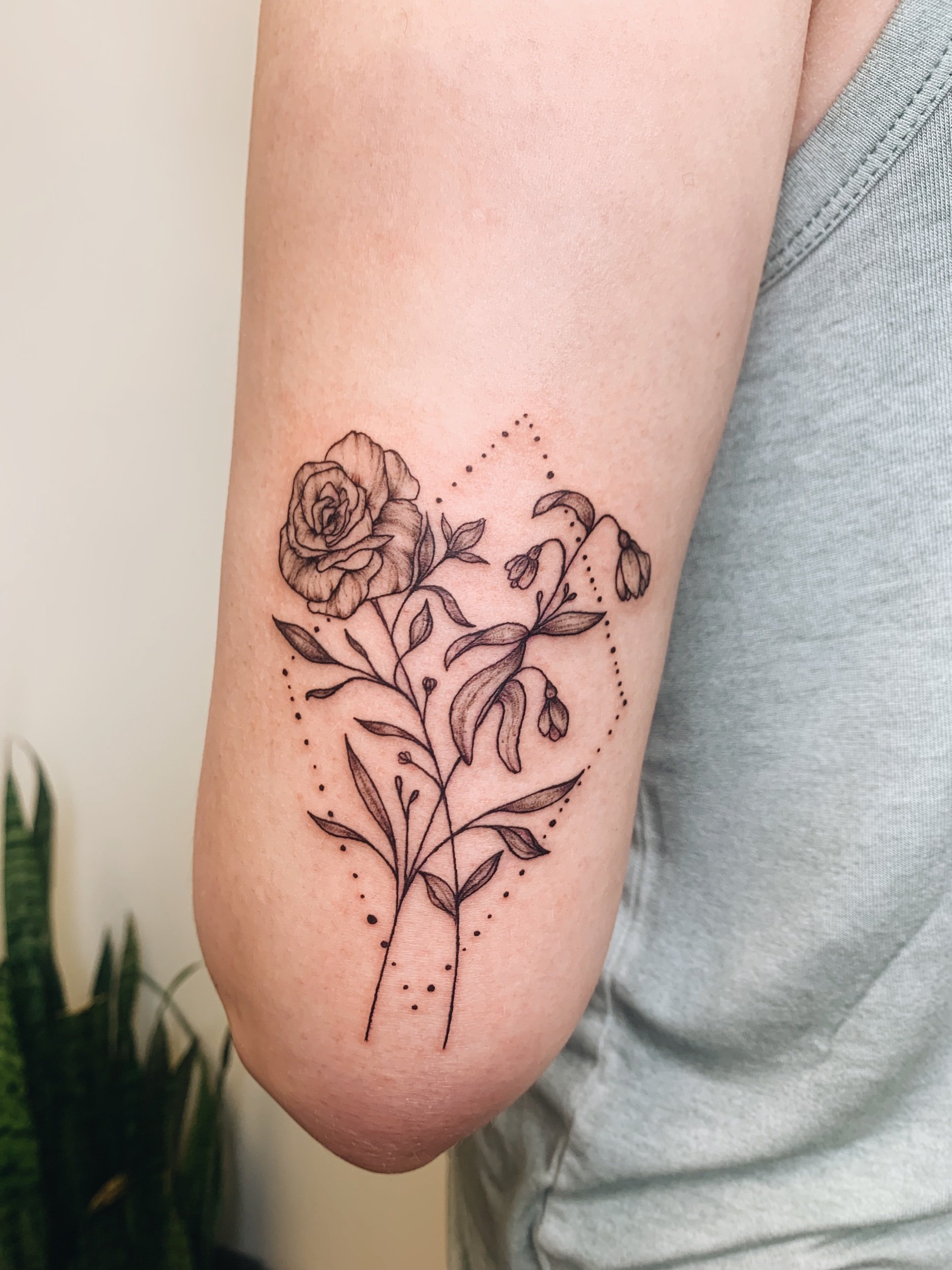 Kalawa Tattooer on Twitter Botanical moon with daffodil and leaf Thank  you so much Lola Check my studio karbonestudio kalawatattooer  moontattoo fineline  tattoo moontattoo botanical flowertattoo  moonflower inspiration finework 