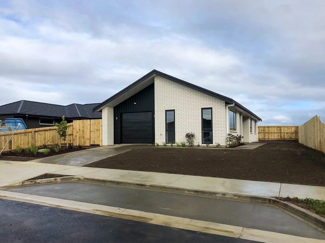 Oooshhh, finished job from last week. Just needs that grass seed to do it&rsquo;s thing: germinate and sprout little grains of green goodness 🌱🌱🌱
.
.
.
#happymonday #mondaymotivation #coastsacpesgetitdone #coastscapes #teamwork #newbuildexperts #newbuild #construction #fresh #landscaping #landscapers #landscapesforliving #lowmaintenance #nztradies #auckland