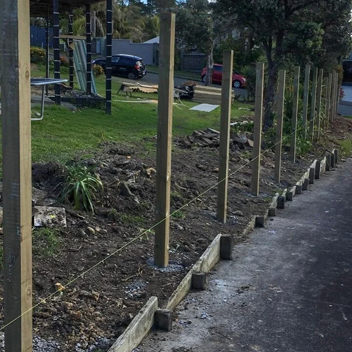 Back at this fence today.  Hope you all enjoyed some sunshine over the weekend 🌞
.
.
.
#coastscapesgetitdone #coastscapes #construction #landscapers #landscapesforliving #landscapersofinstagram #letsgo #familyowned #supportsmallbusiness #siteviews #supportlocal #auckland