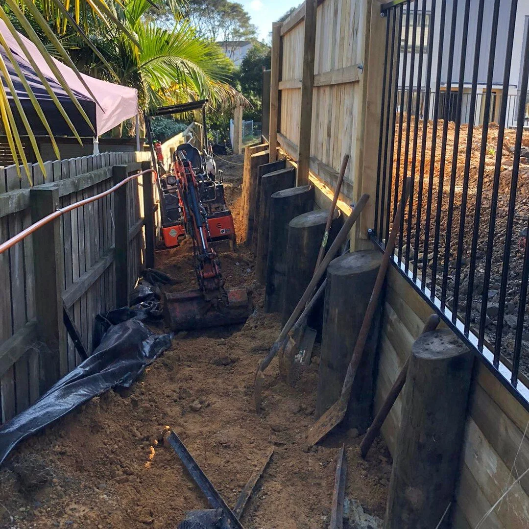 Stoked the digger could fit in this gap! She wasn&rsquo;t pretty 😬 .
.
.
#tightsqueeze #hitachidigger #littlediggerwins #wednesdaywins #coastscapesgetitdone #construction #coastscapes #landscape #landscapers #landscapersofinstagram #letsgo #nztradies #supportsmallbusiness