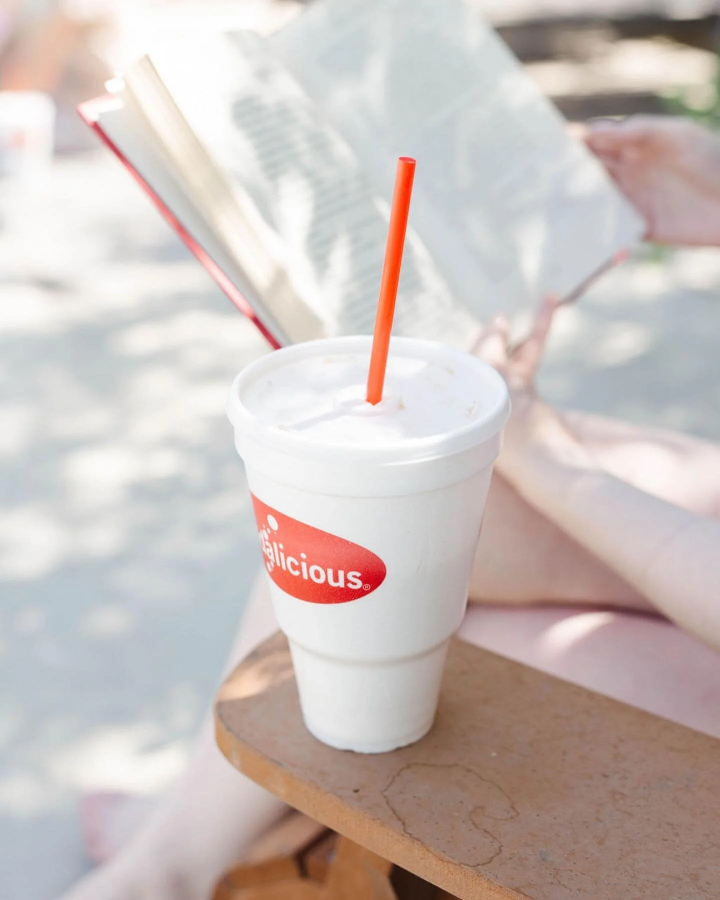Looks like a perfect Saturday to us! 🥤📖 What are your weekend plans?