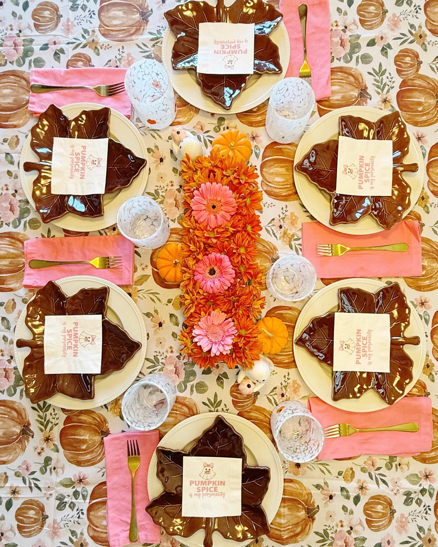 🍂Tablescape Tuesday🍂 inspired by the cutest pink ghost napkins. I love how beverage napkins can add so much personality and humor to a pretty table! Grab these in my shop! #tablescapetuesday #tablescape #smallbiz #shopsmall #pumpkinspice
