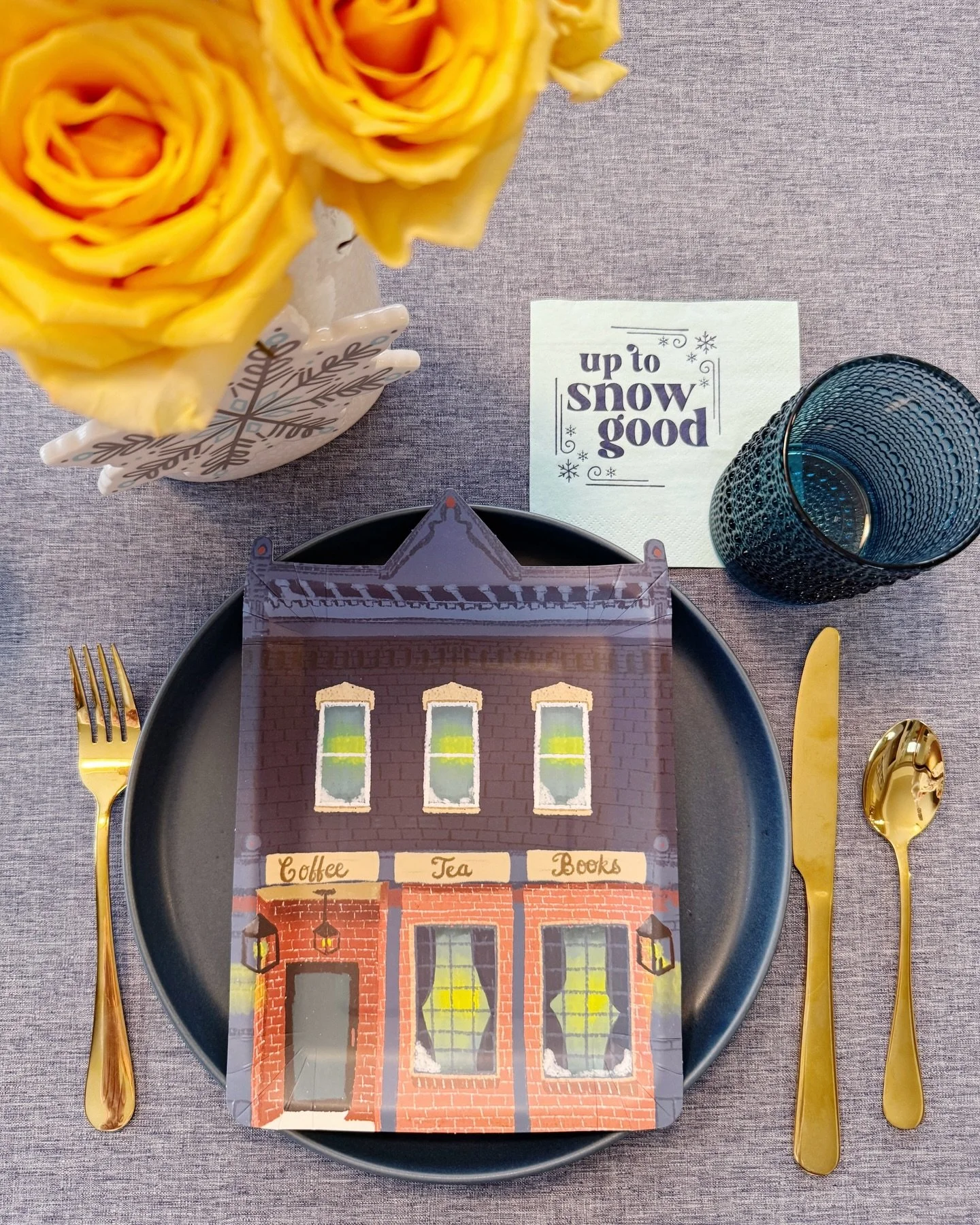 It&rsquo;s been a weird winter here in Colorado. We are hoping for snow one of these days! ❄️uptosnowgood #tablescape