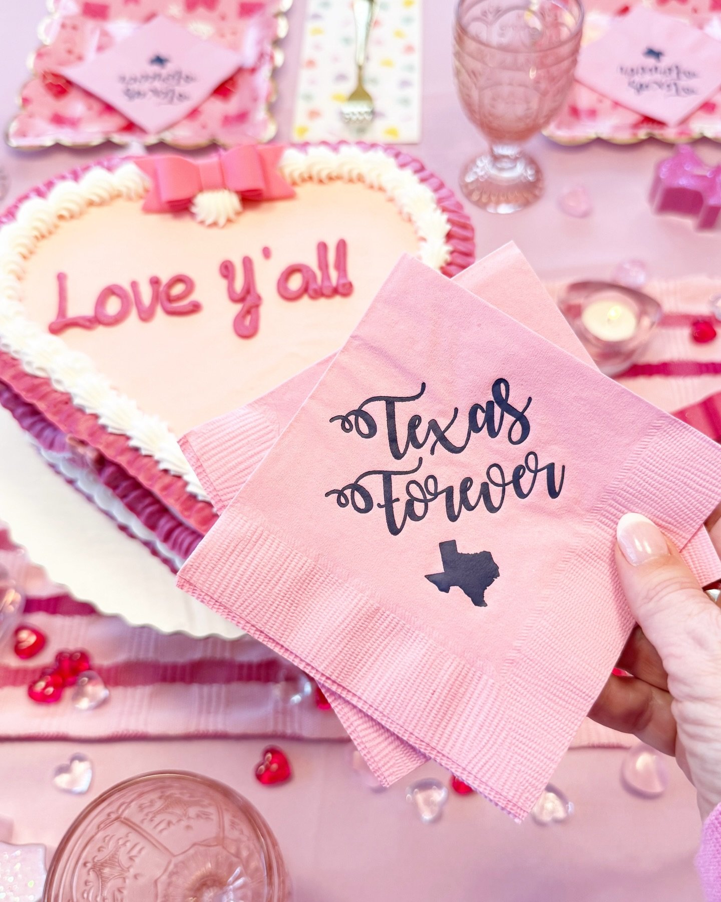 A tablescape for the girls who love pink and still carry a torch for Tim Riggins.  Napkins are in my shop! #texanvalentine #texasforever #valentinesinspo