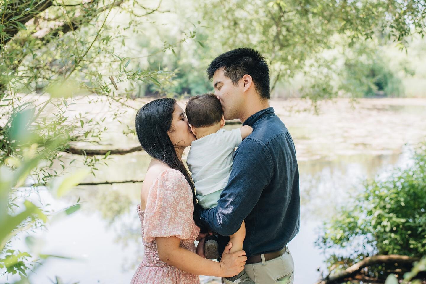 Josiah couldn&rsquo;t stand the heat so we turned him around and had mom and dad give him smooches instead 💖😘

Note to self: follow Michelle and Jonathan and bring a portable fan with you everywhere 

#chicago #chicagophotographer