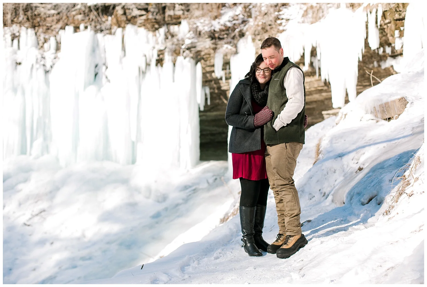 Minnehaha Falls Engagement session Lauren Baker Photography Winter engagement session