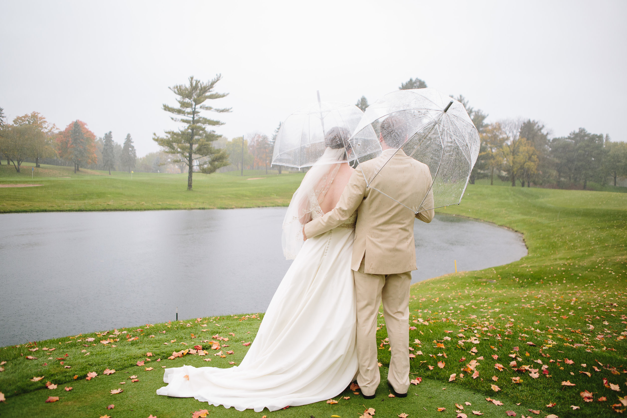 rainy wedding day, fall wedding, prepare for rain on your wedding day, umbrella wedding photos, golf course wedding photos