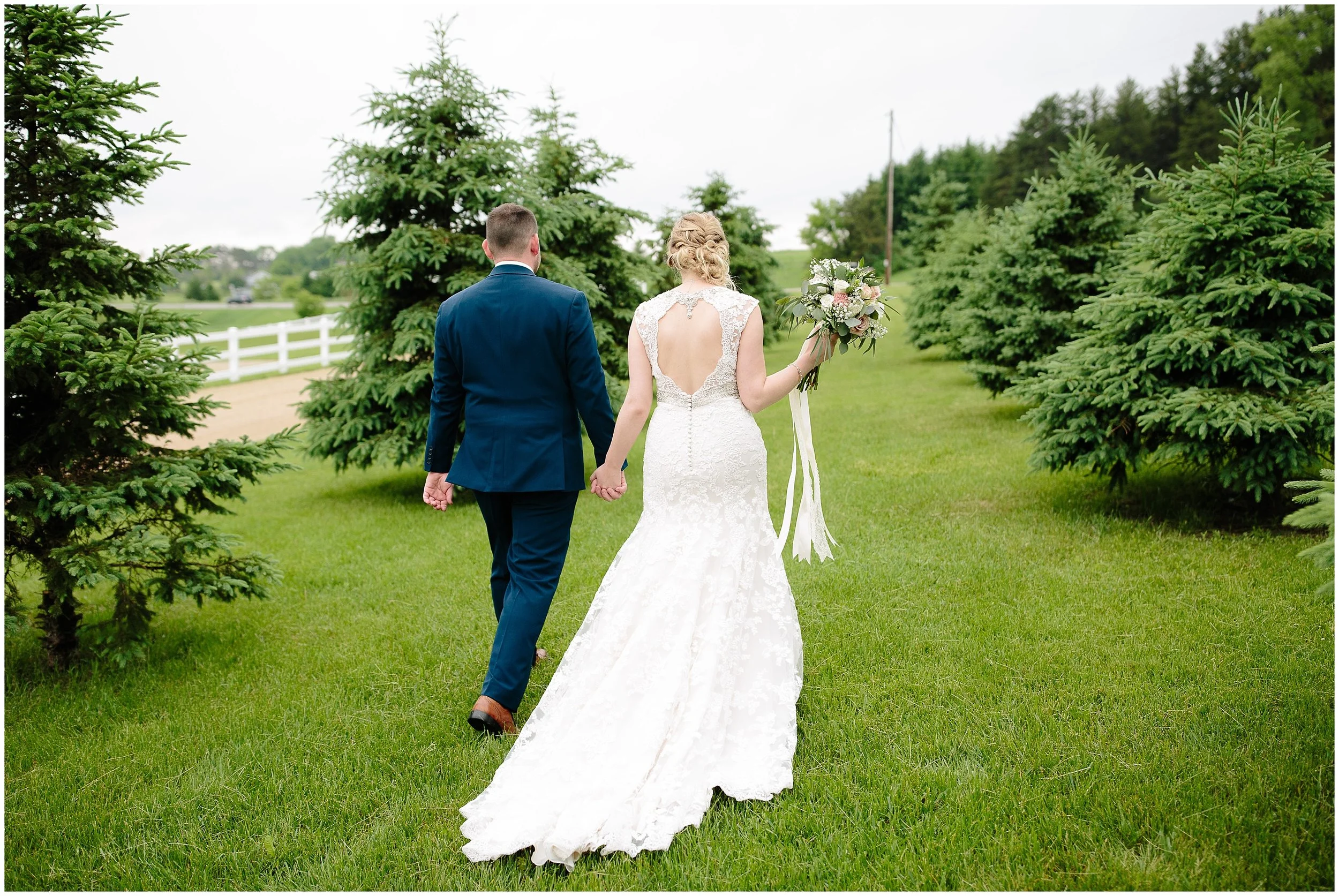 Dellwood Barn Weddings summer wedding with Lauren Baker Photography wedding photographer Minnesota