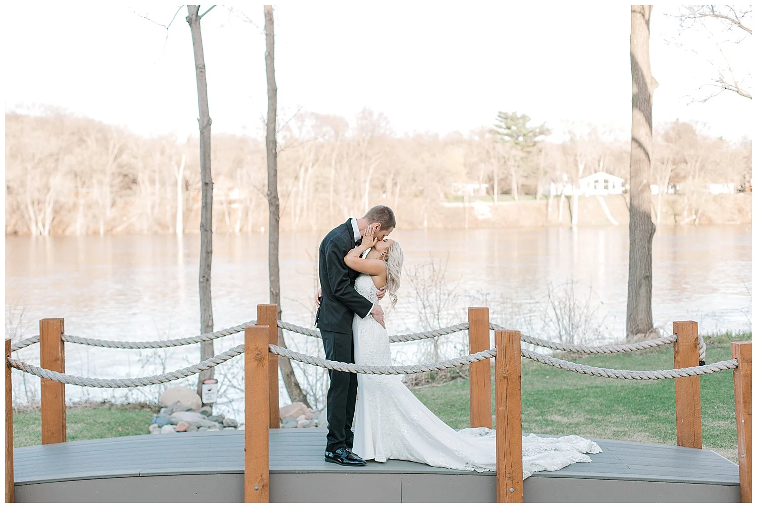 Lauren Baker Photography Leopold's Mississippi Gardens Spring Minnesota Wedding