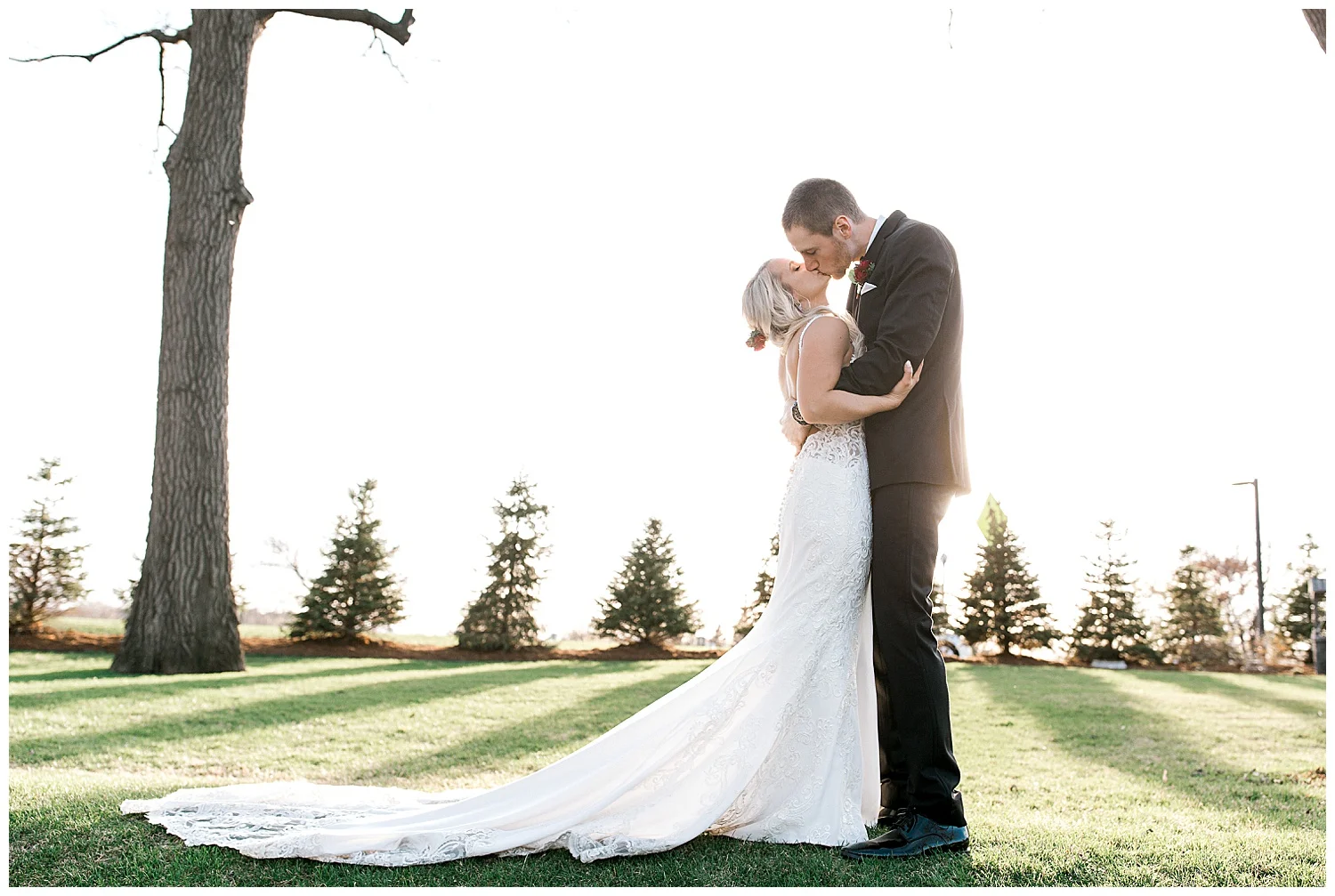 Lauren Baker Photography Leopold's Mississippi Gardens Spring Minnesota Wedding