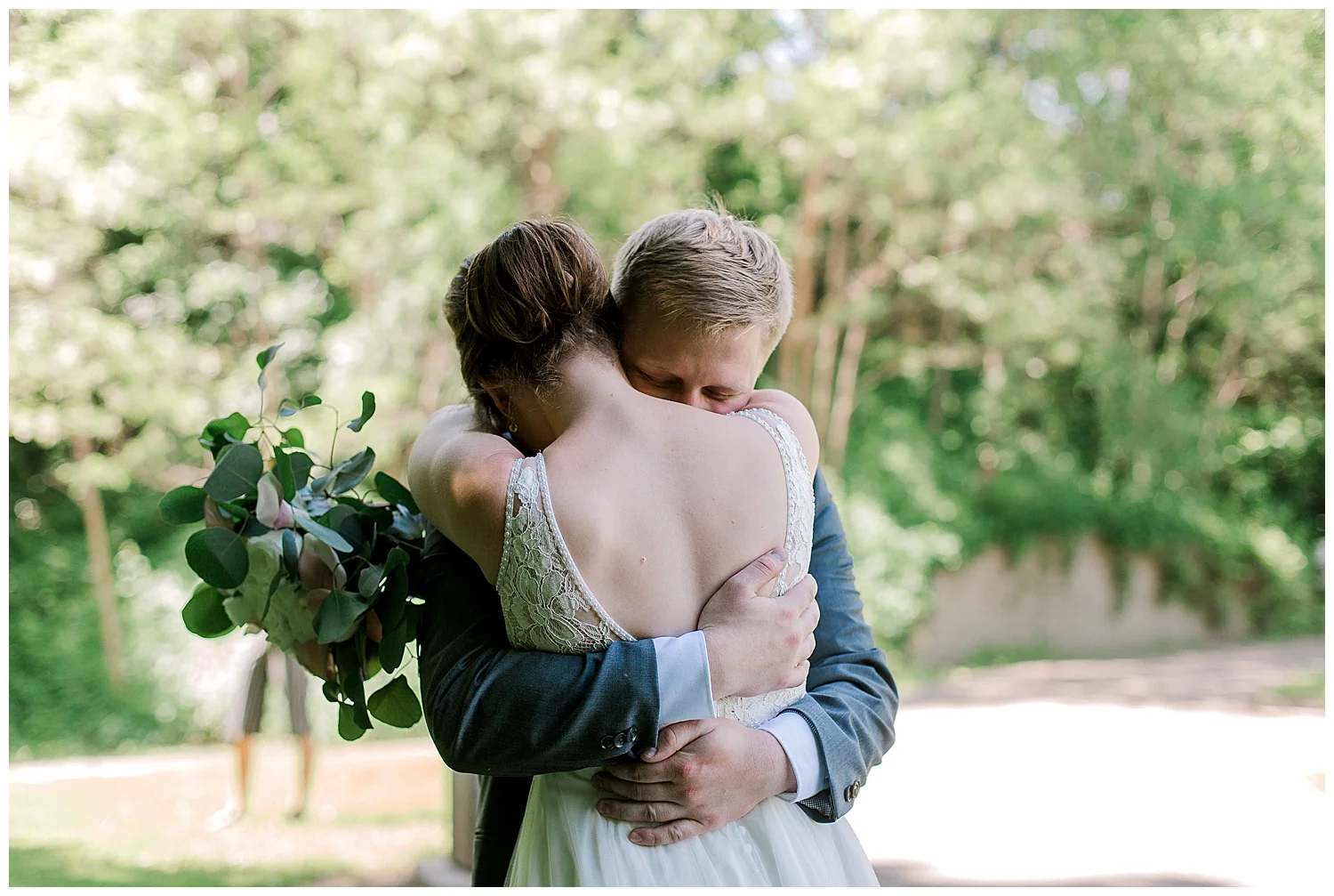 Lauren Baker Photography The Historic Concord Exchange Summer Minnesota Wedding