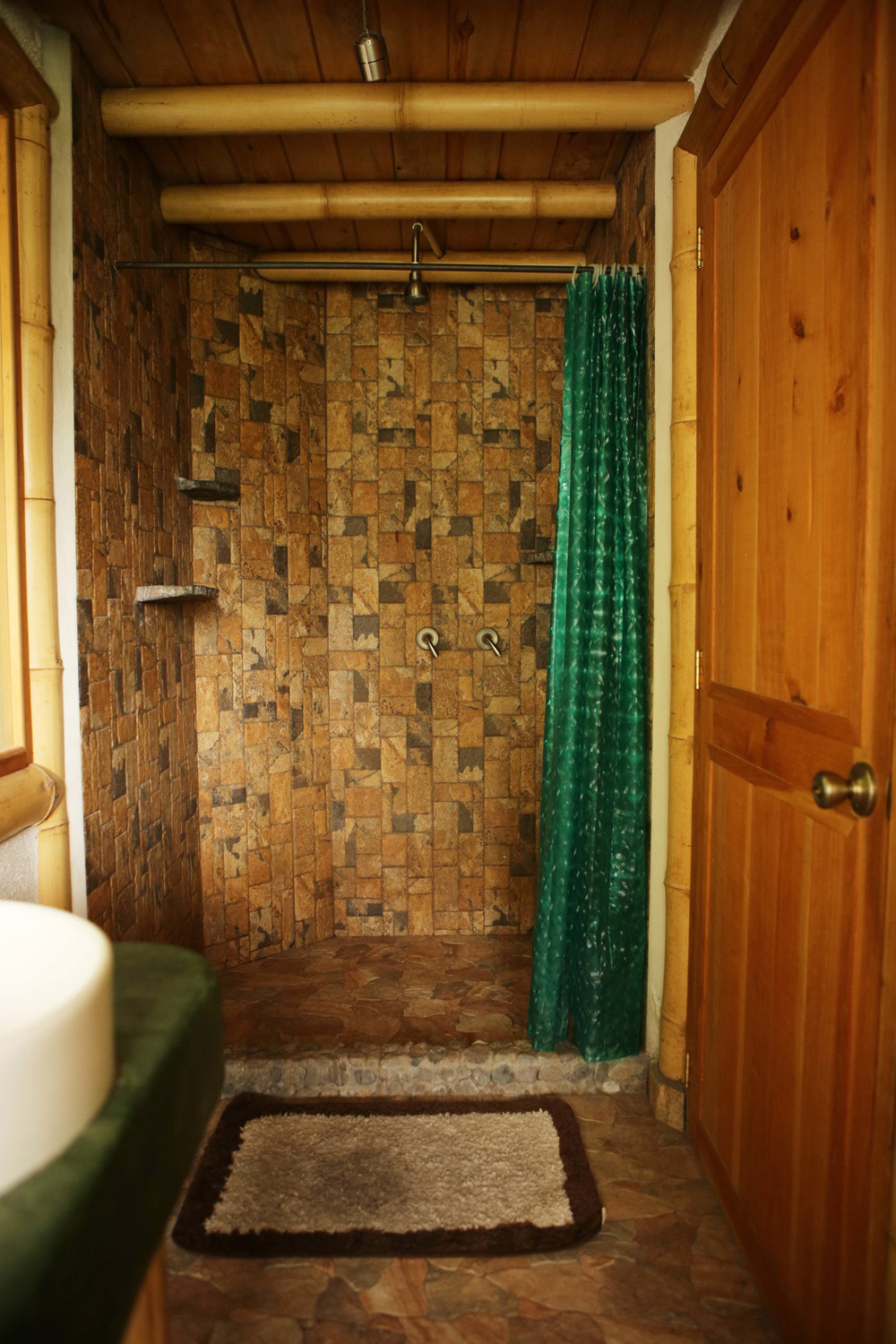 Bath Shared room Bambu House.jpg