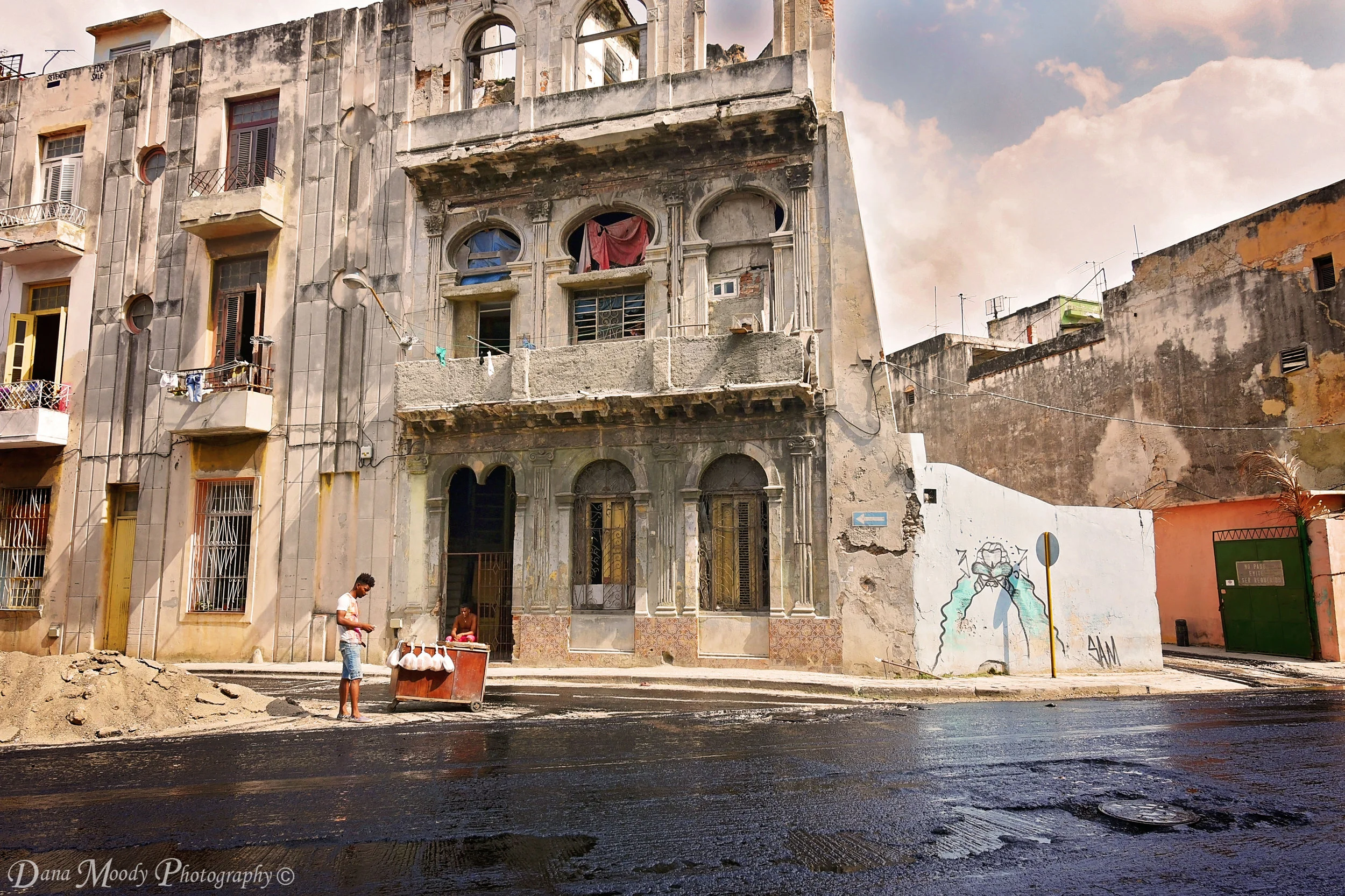 Otro Día, Otro Dólar (Another Day, Another Dollar). Havana, Cuba. 2017.