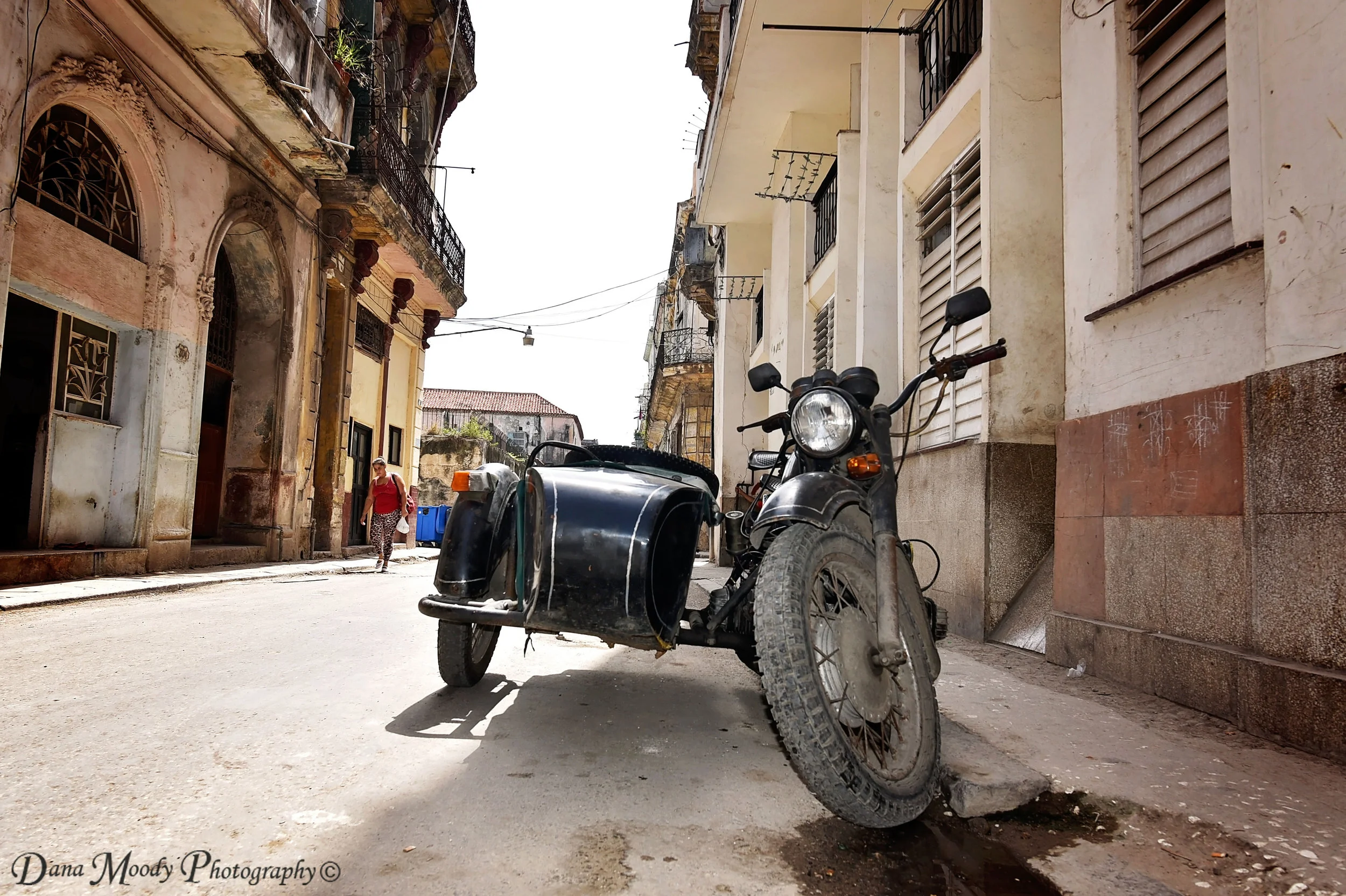 Motocicleta con Sidecar (Motorcycle with Sidecar). Havana, Cuba. 2017.