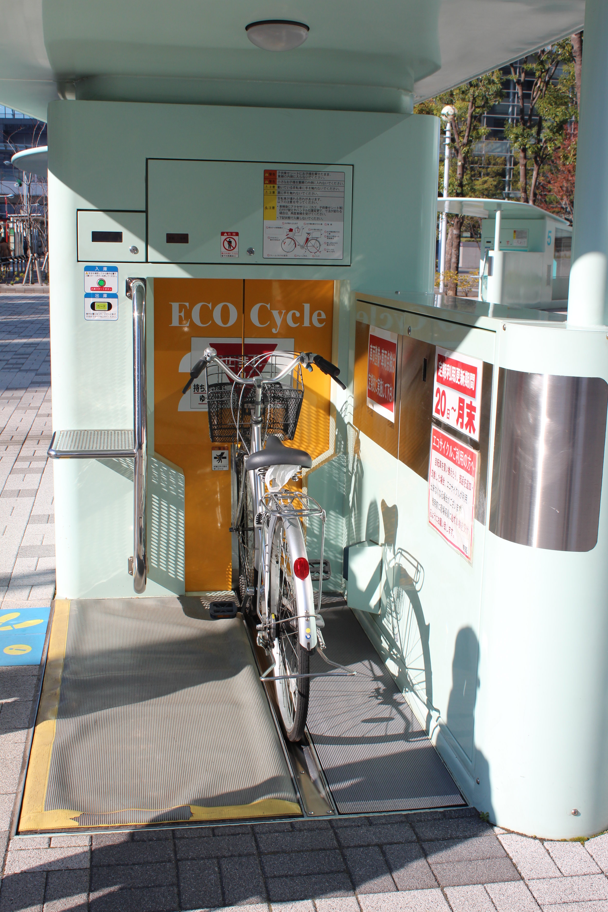  Amazing Tokyo bike parking pulls bike into device and in seconds it's in a secure underground carousel. 