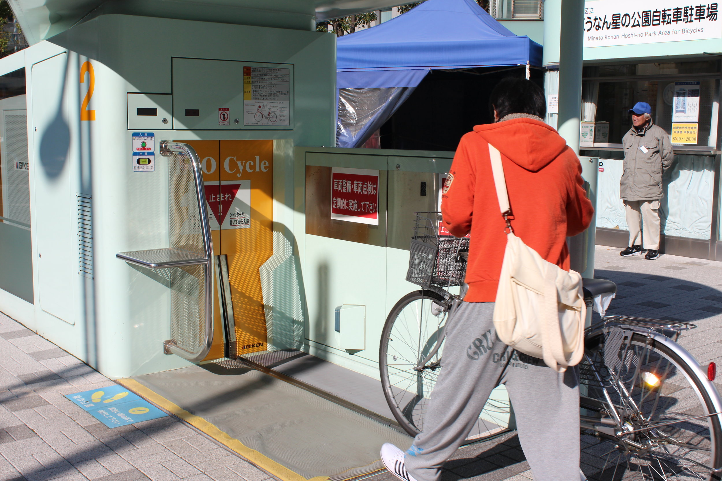  Amazing Tokyo bike parking pulls bike into device and in seconds it's in a secure underground carousel. 