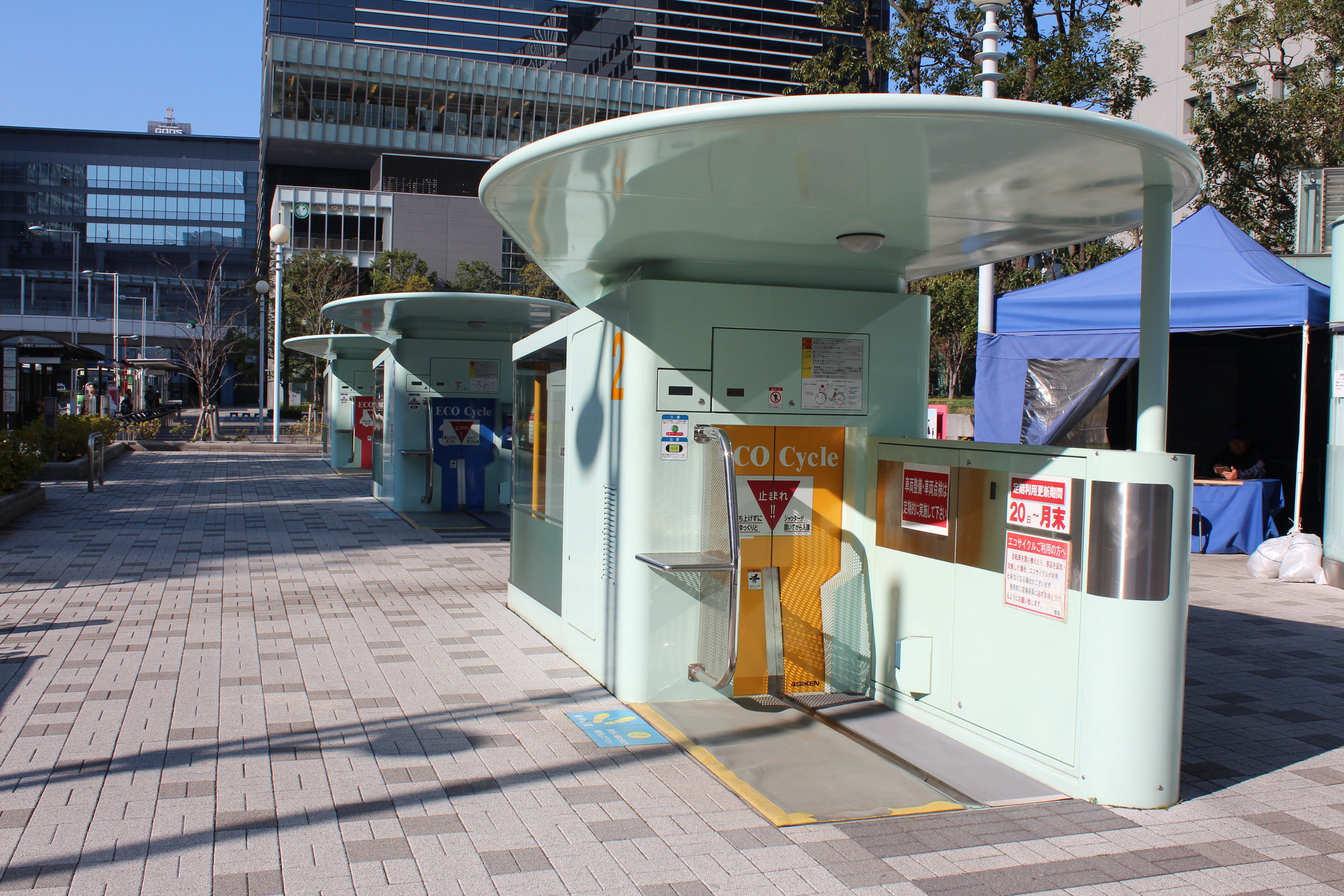  Amazing Tokyo bike parking pulls bike into device and in seconds it's in a secure underground carousel. 