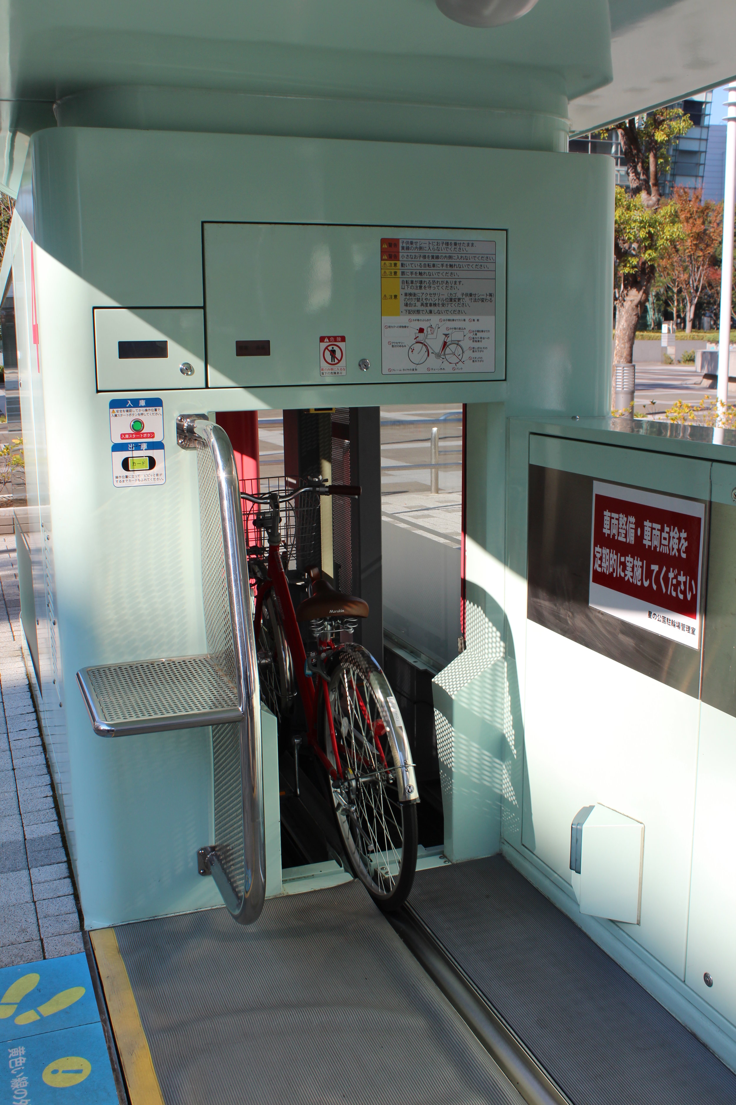 Amazing Tokyo bike parking pulls bike into device and in seconds it's in a secure underground carousel. 