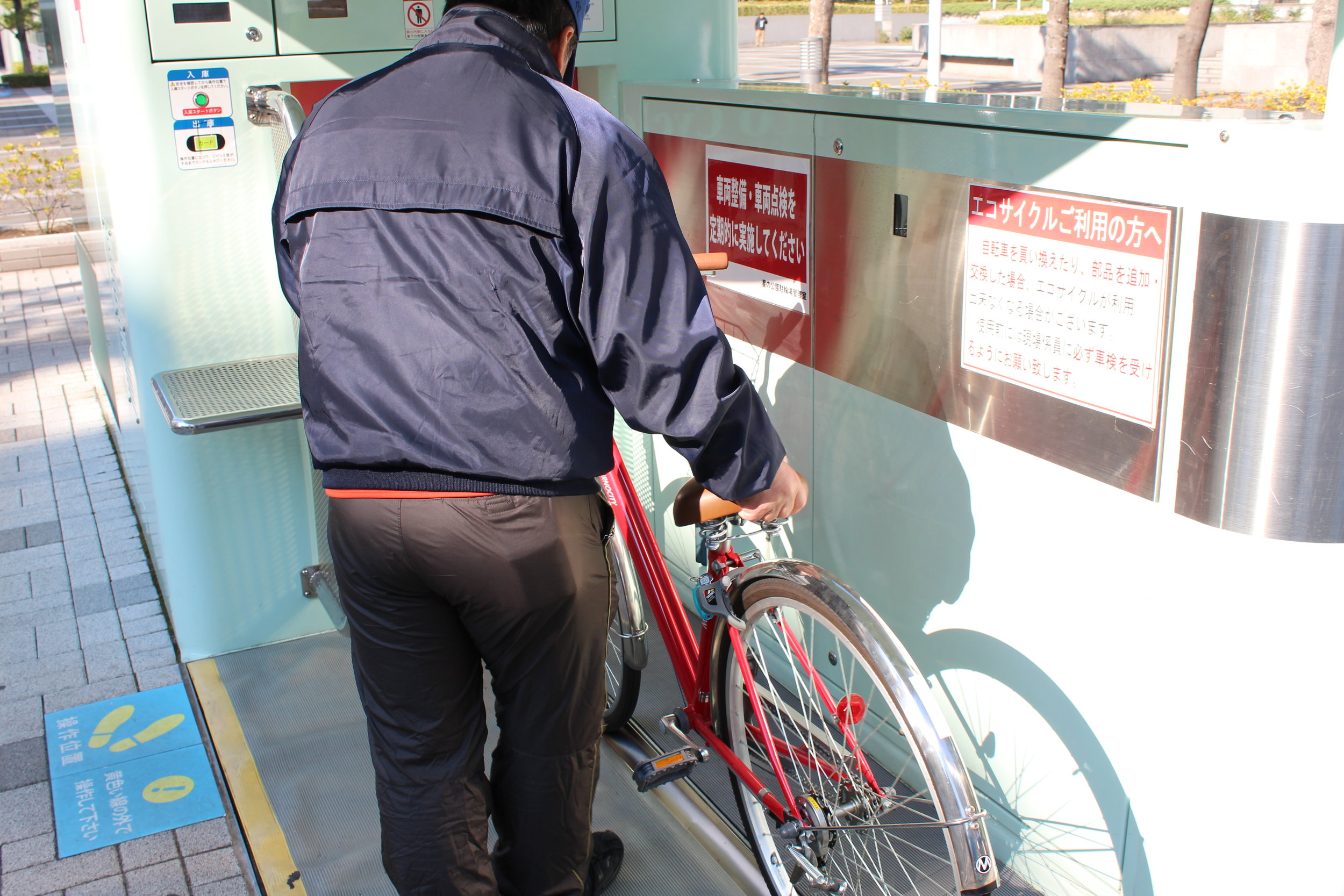  Amazing Tokyo bike parking pulls bike into device and in seconds it's in a secure underground carousel. 