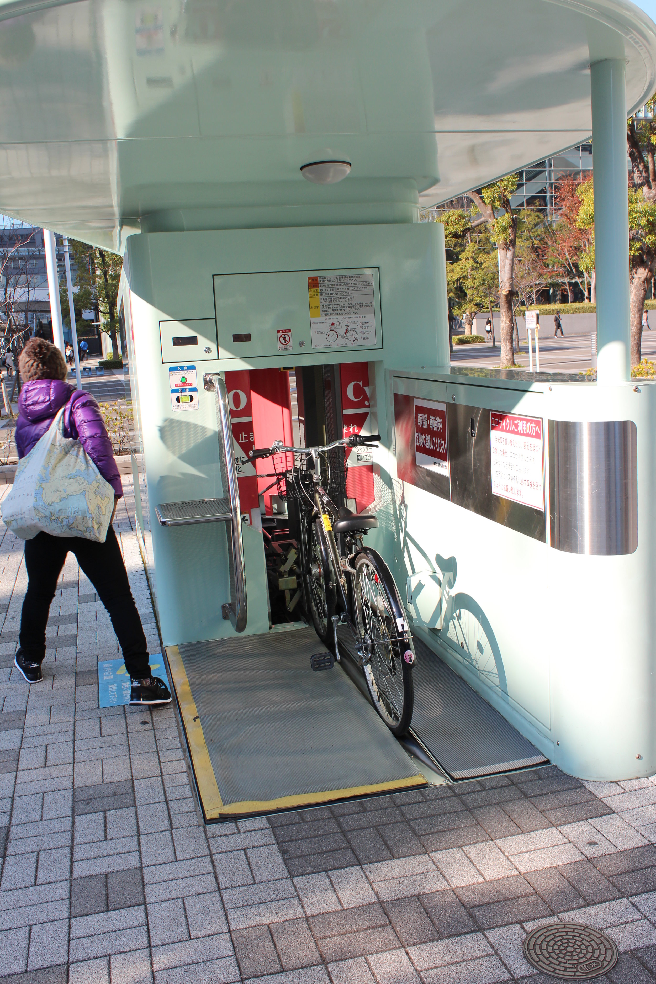  Amazing Tokyo bike parking pulls bike into device and in seconds it's in a secure underground carousel. 