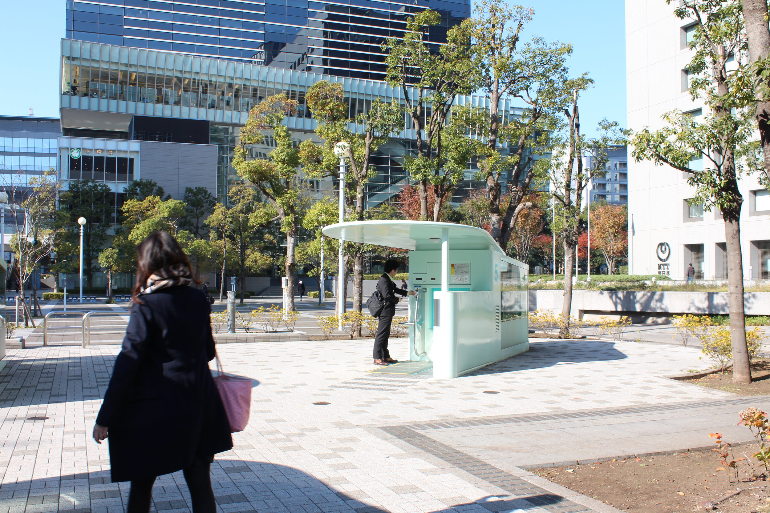  Amazing Tokyo bike parking pulls bike into device and in seconds it's in a secure underground carousel. 