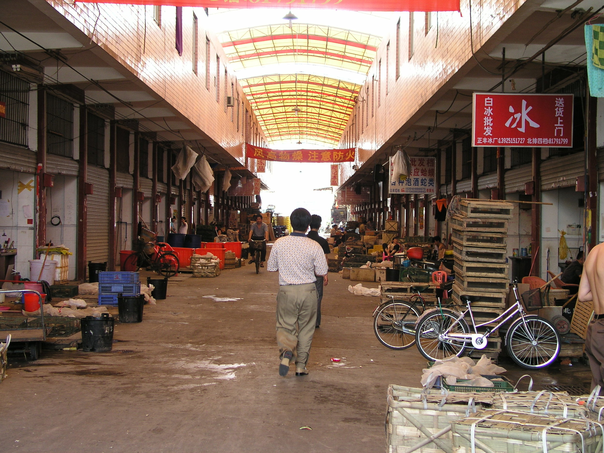 Chau Tau Market in Guangzhou where the SARS epidemic started from live civets .1.JPG