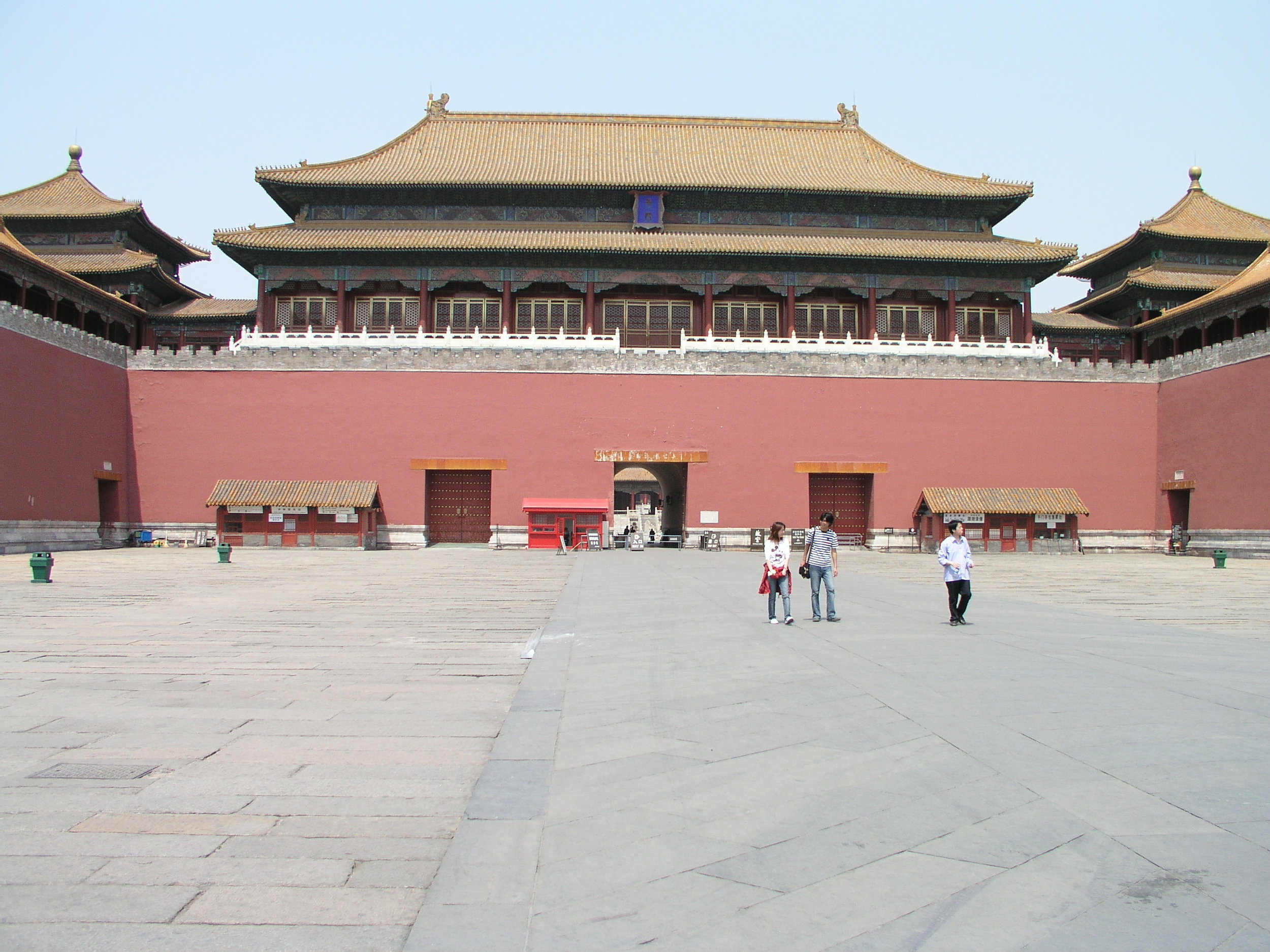 Nearly empty Forbidden City amid SARS.1.JPG