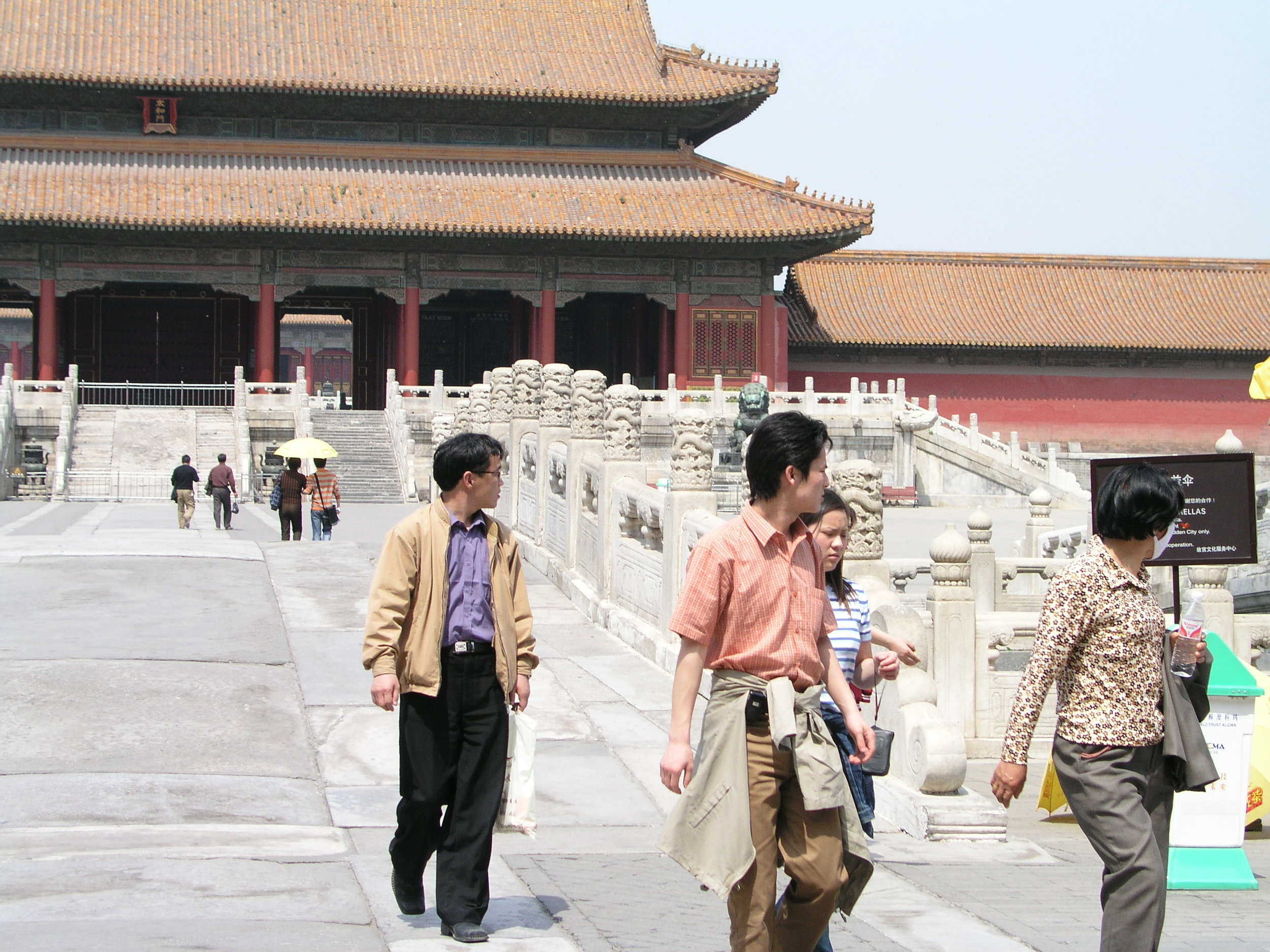 Nearly empty Forbidden City amid SARS.2.JPG