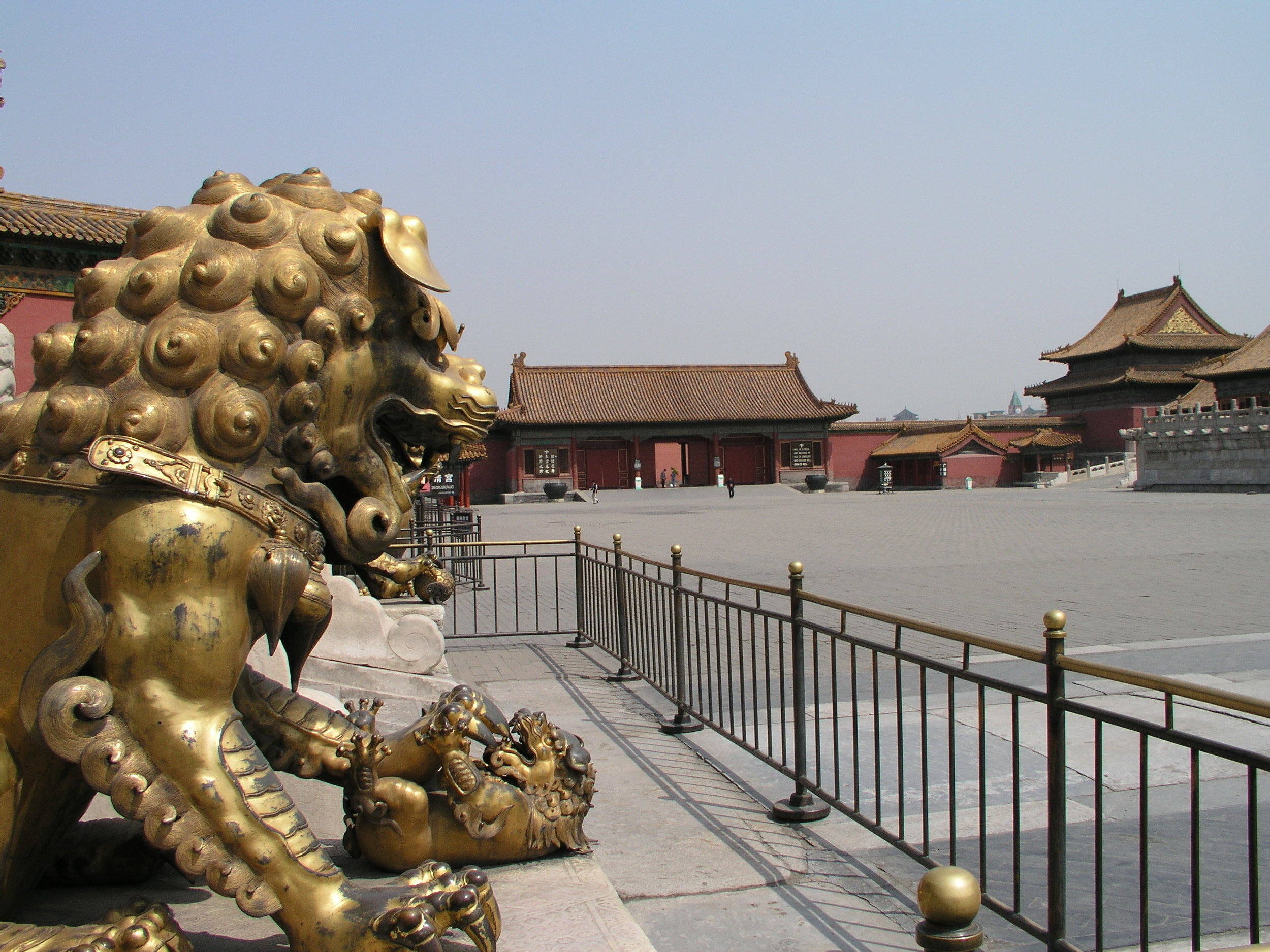 Nearly empty Forbidden City amid SARS.6.JPG