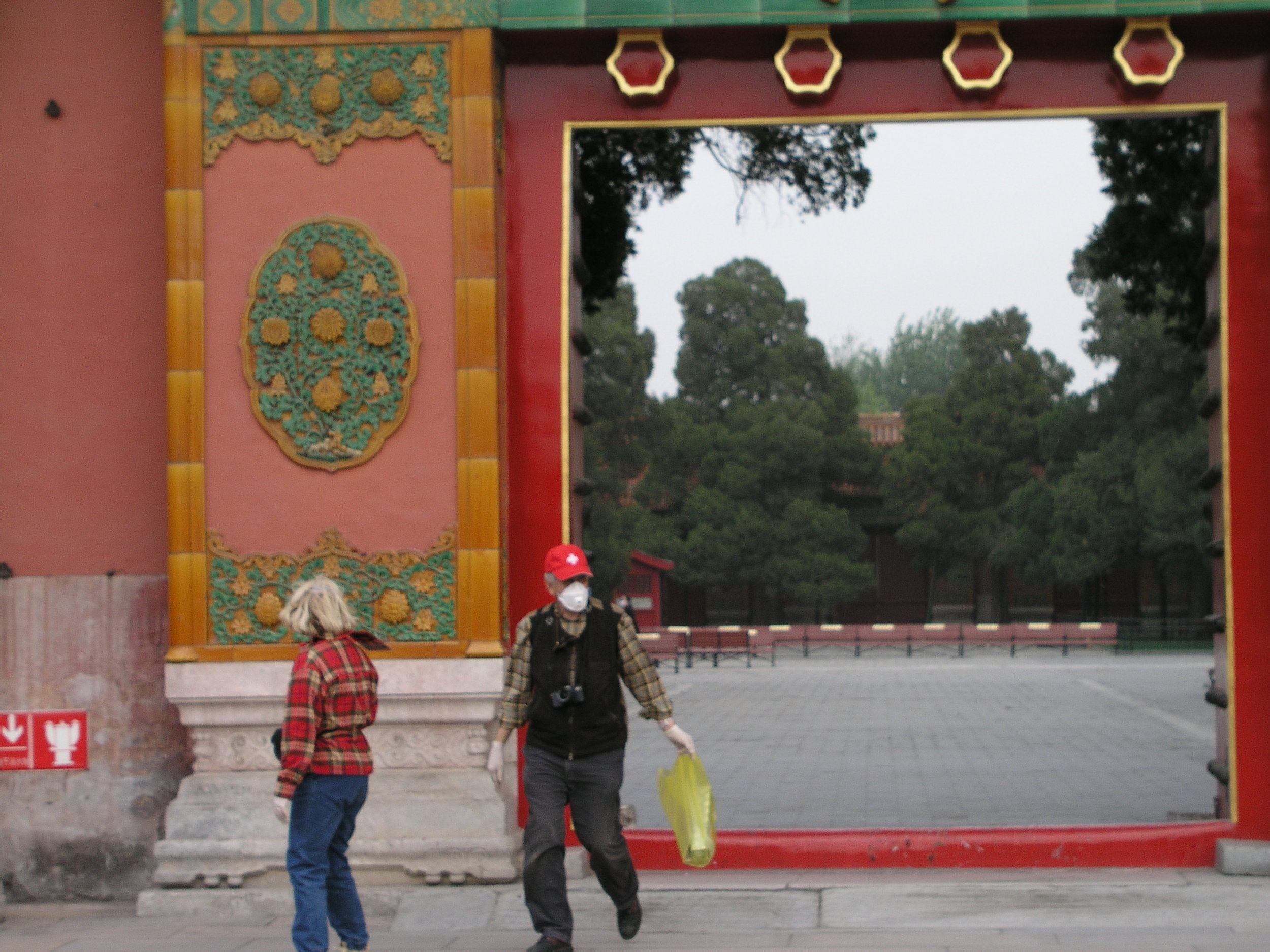Nearly empty Forbidden City amid SARS.8.JPG