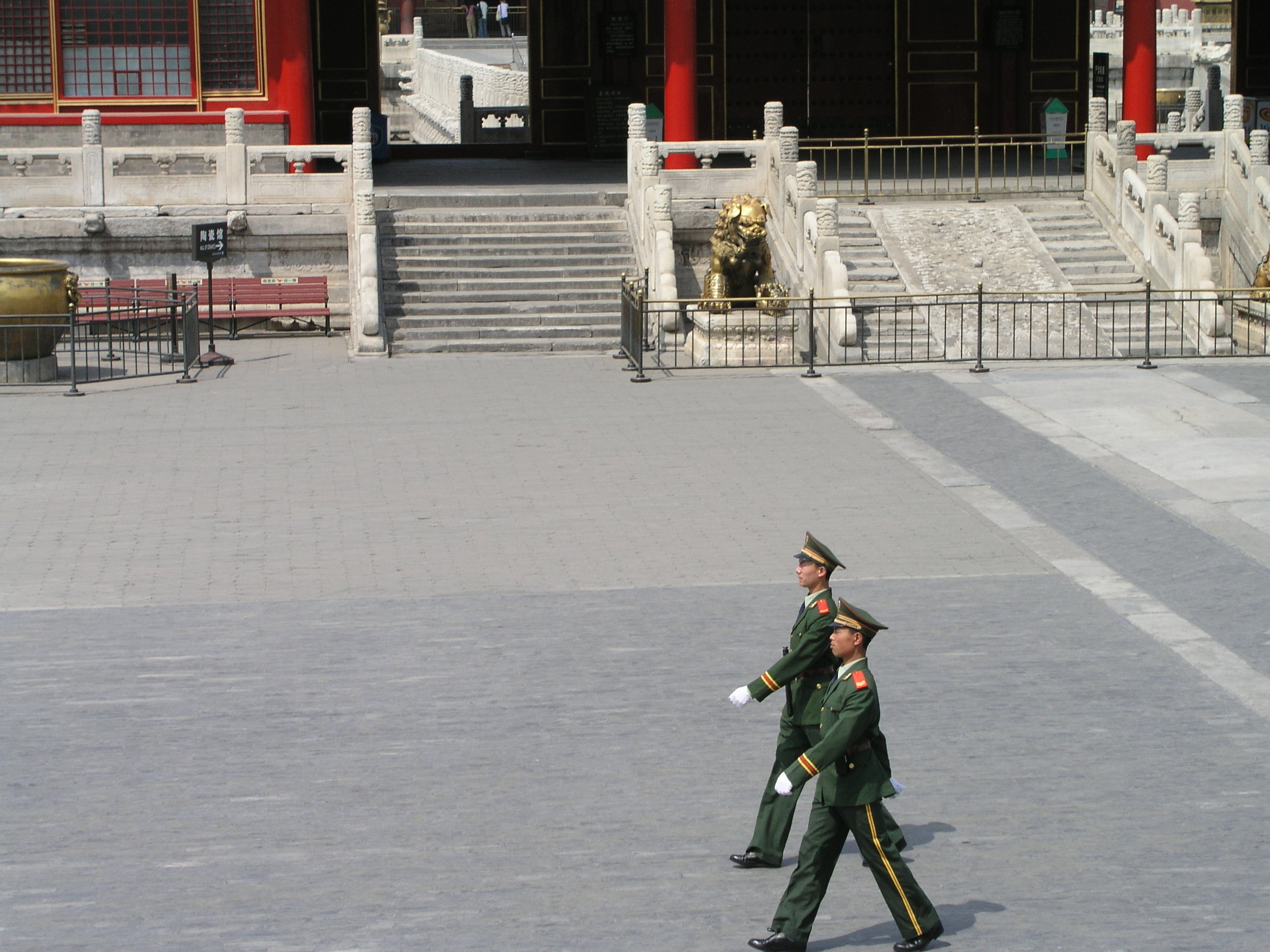 Nearly empty Forbidden City amid SARS.9.JPG