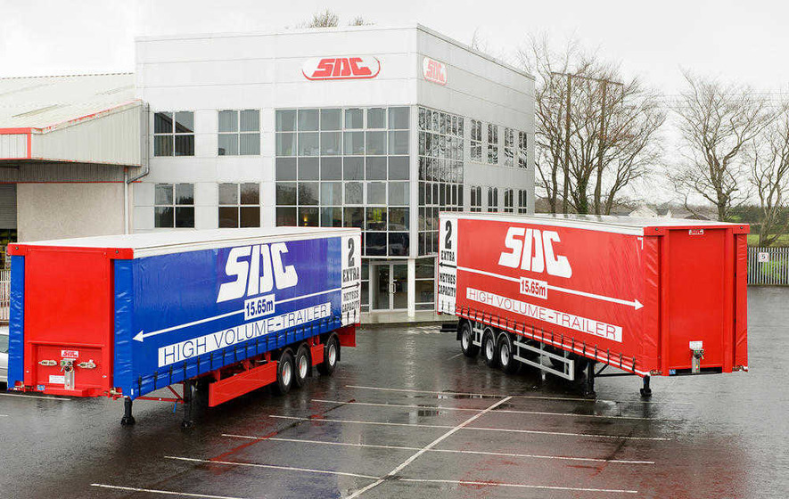 15,65 metriä pitkä High Volume Trailer on esimerkki SDC:n innovatiivisuudesta. Vuoden 2019 tammikuussa voimaan tullut asetus mahdollistaa aiempaa pidempien puoliperävaunuyhdistelmien käytön myös Suomessa! Kysy lisää!