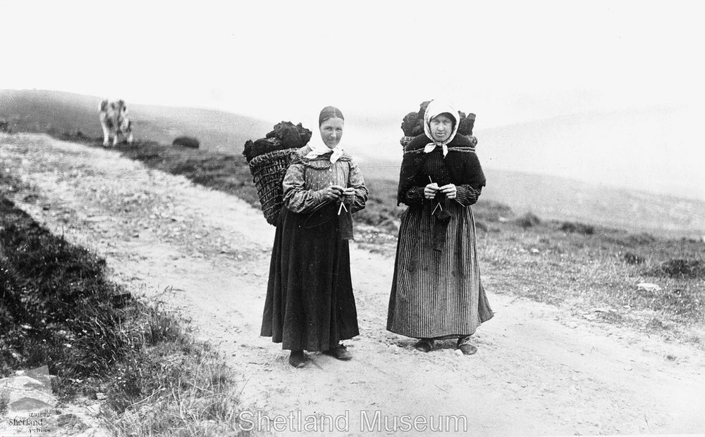 women-knit-whilst-carrying-kishies-of-peat-c-1900-photo-thomas-kent-page-16-knitting-by-the-fireside-and-on-the-hillside.jpeg