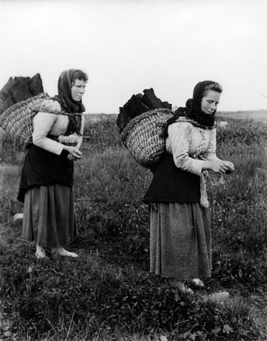 Women-with-kishies-of-peat-knitting-Shetland-1910-14.png
