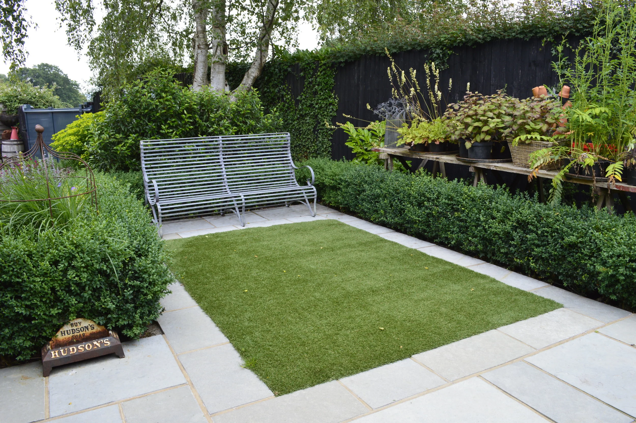 The Office Garden - clean lines and decor in harmony