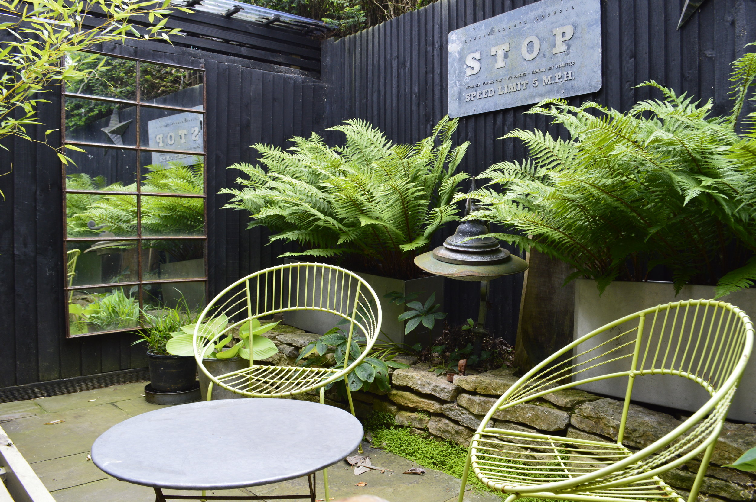 Small Courtyard Garden - using dark boundaries and mirrors to elevate the space