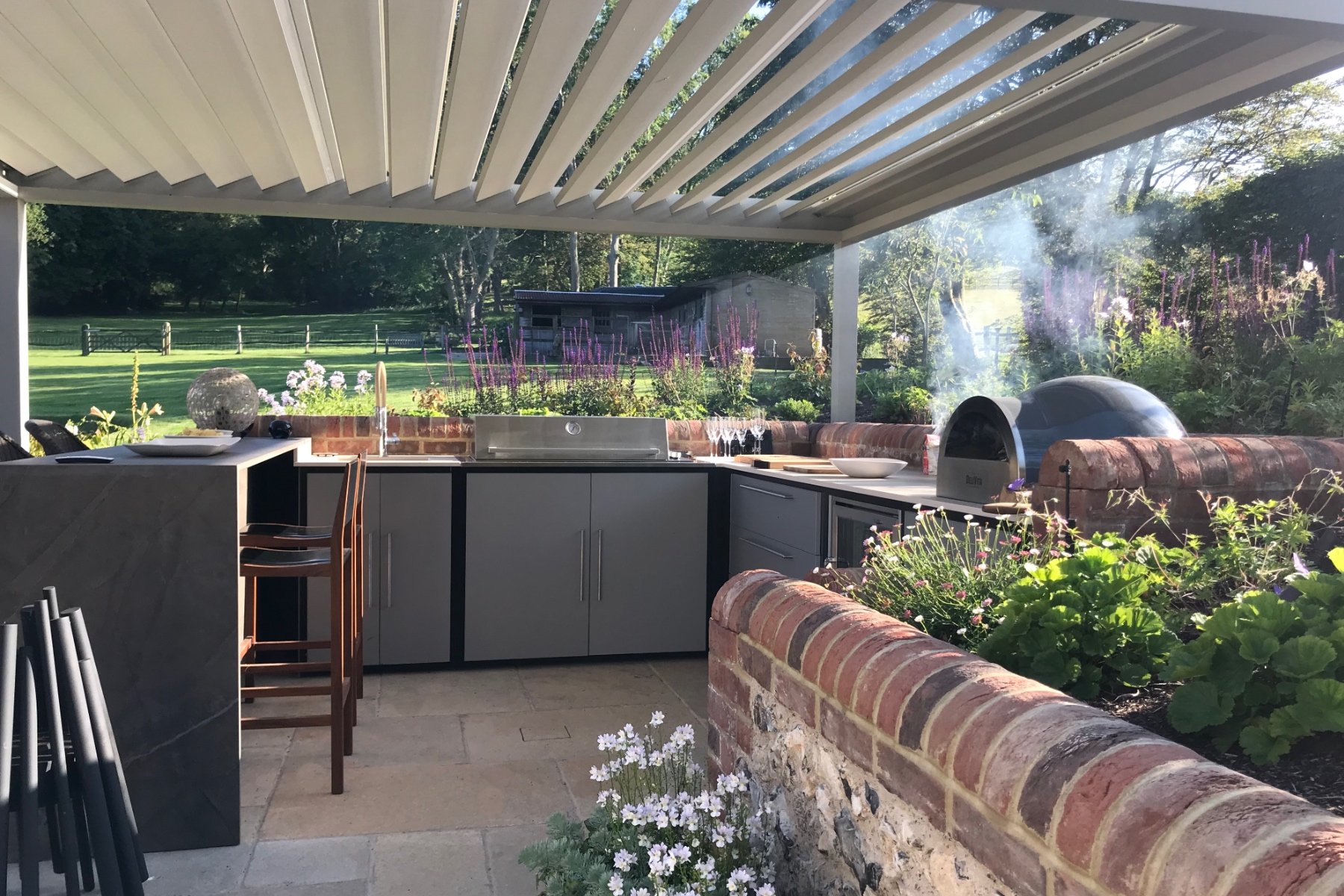Outdoor kitchen with pizza oven.jpg