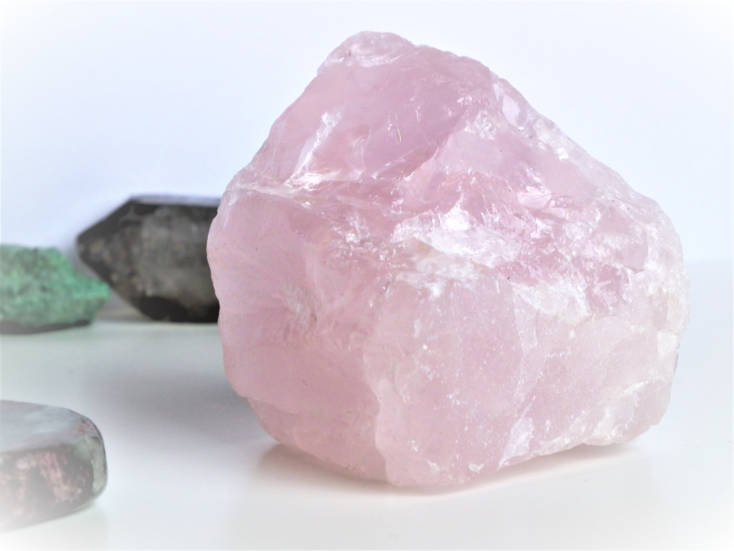 Розовый лунный камень. САМОЦВЕТ Rose Quartz - Роуз кварц. Лазурит камень розовый кварц. Розовый кварц камень магические свойства. Амулет Кристалл розовый кварц.