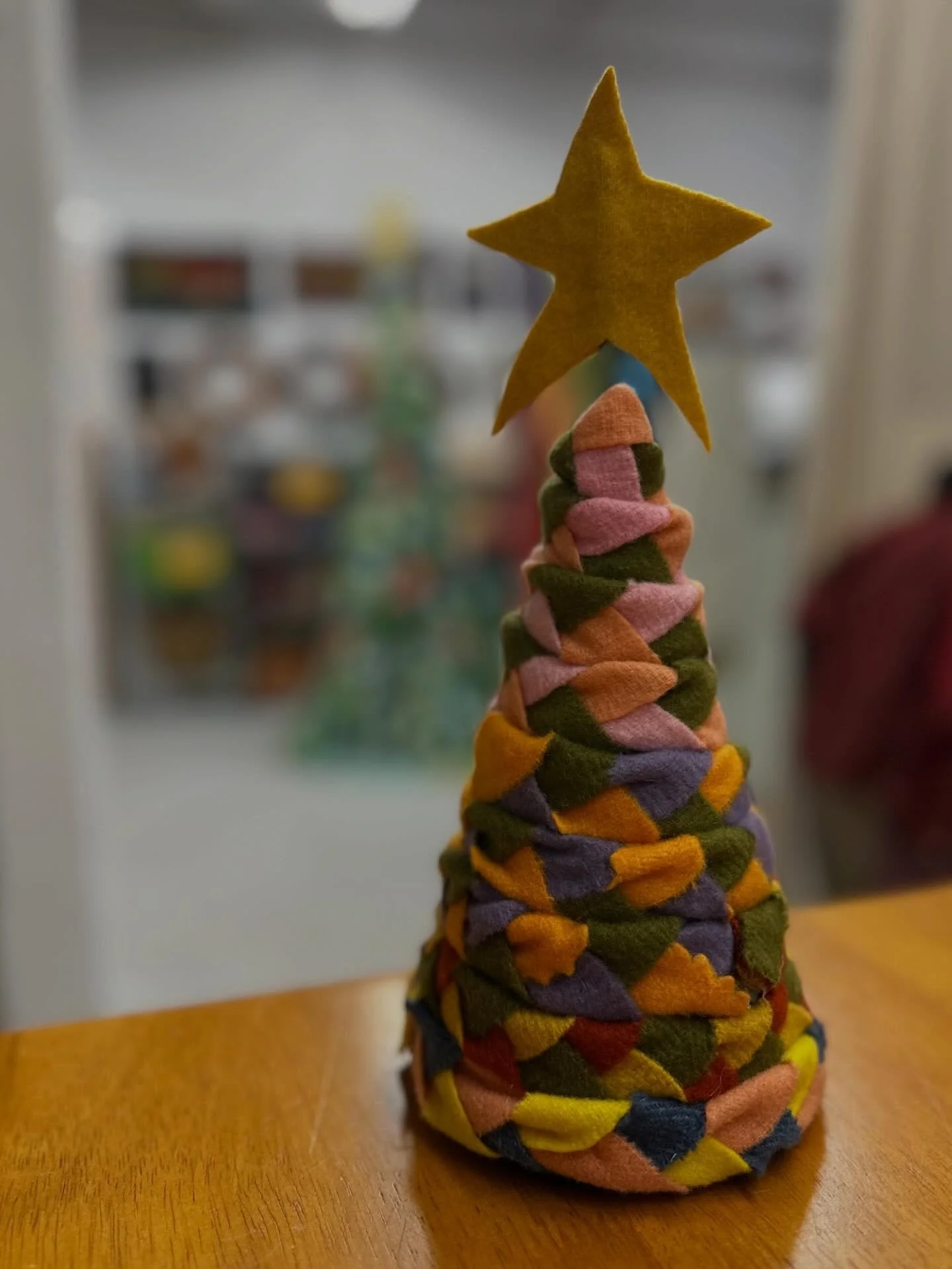 Inspired by the Re-tree that Liz and I have been working on for @hayleyandlizexpressivestitch and these peculiar cones I found, I made a candy-colored mini tree for the studio. Also putting off some serious work I have. 🤣 #holidayhomedecor #woolart 