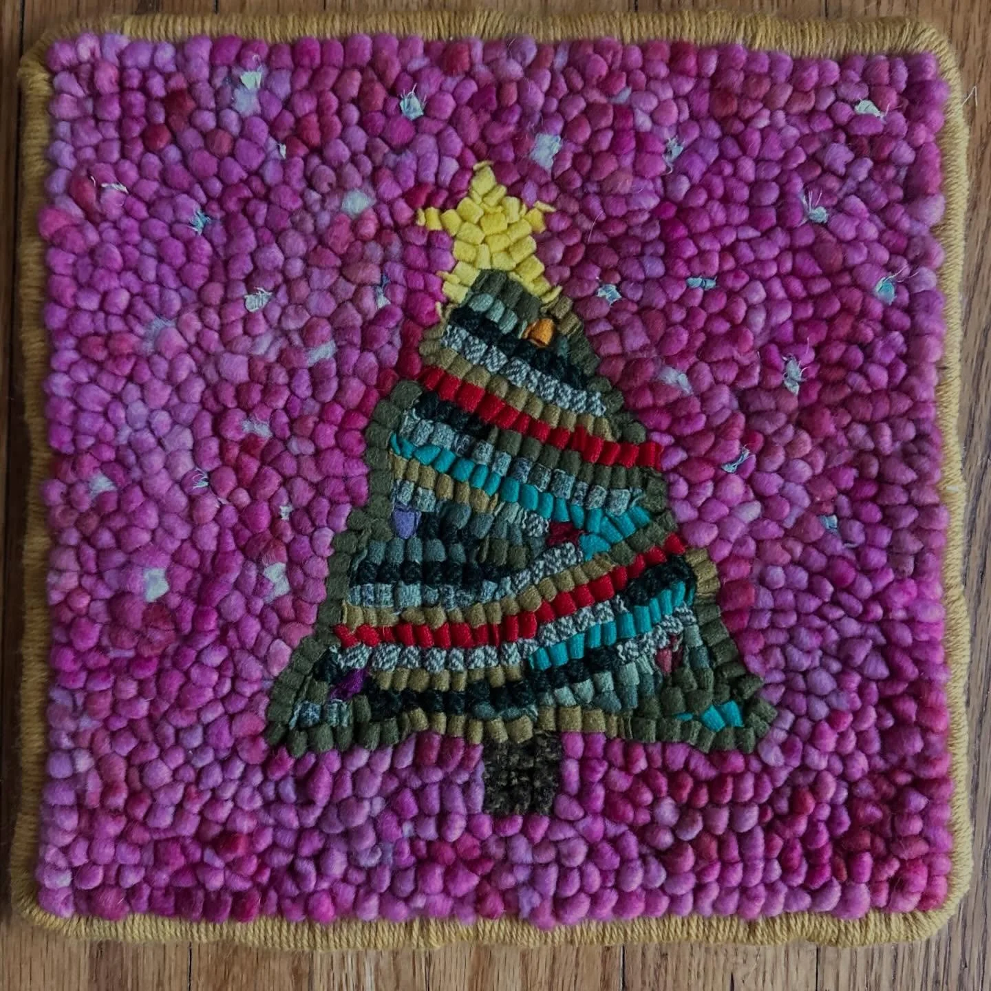 I would say I finished this little mat just in time for the holiday. Originally started as a demo piece at the Fiber Festival of New England. #merrychristmas #fiberart #hookedrug #rughooking #textileart