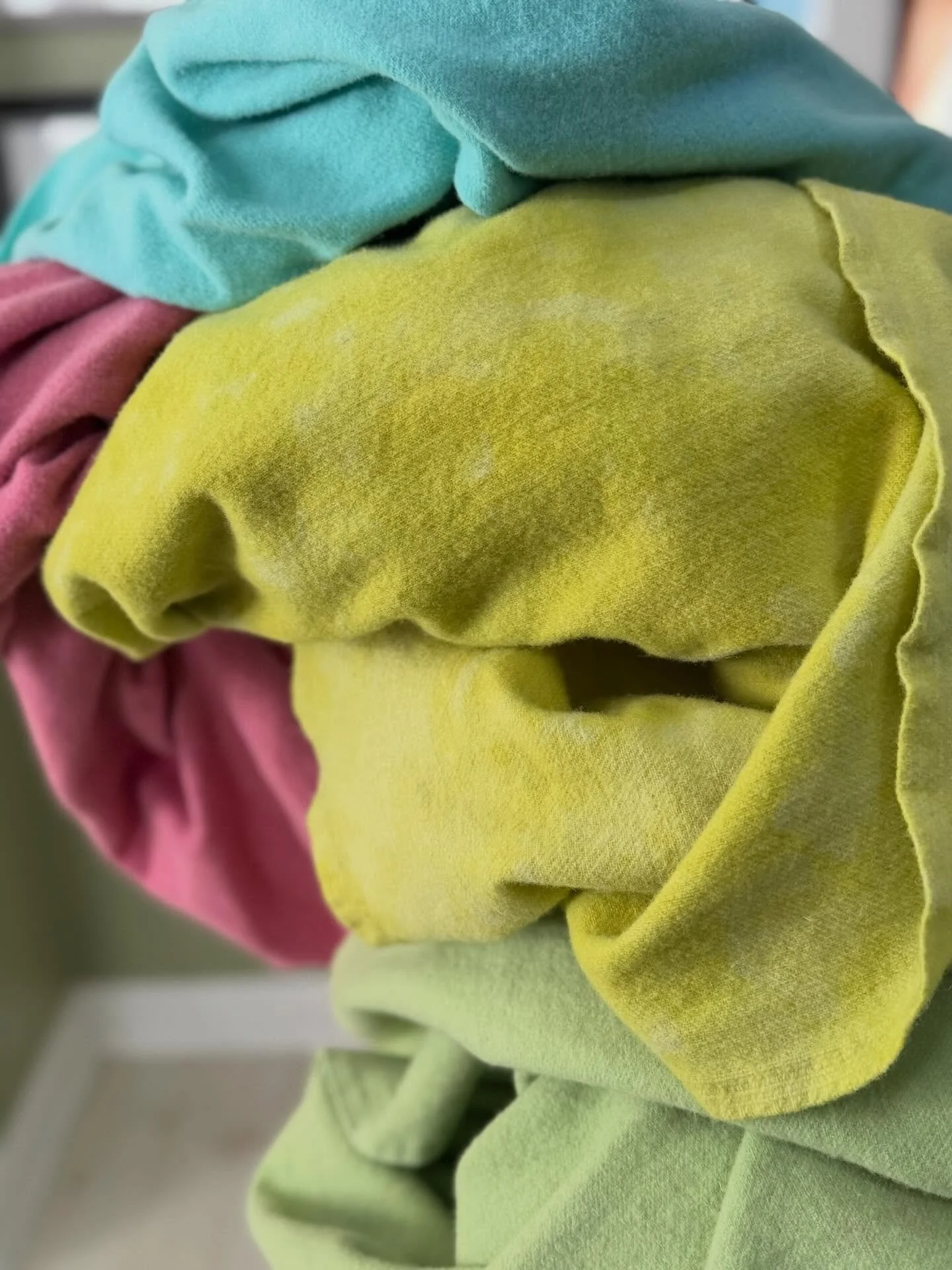 I&rsquo;ve been wool dyeing and it occurred to me that I&rsquo;ve subconsciously dyed some very Springy colors! That&rsquo;ll brighten up your day. #rugmaking #fiberart #wooldyeing #rughooking #woolart