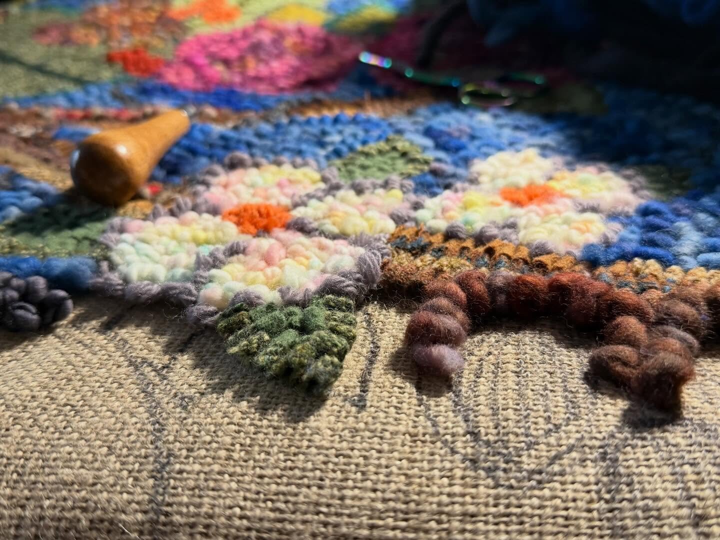 I would say we are lucky we still have power at my house - I don&rsquo;t think it will last much longer! Stay safe during the storm, everyone. #rughooking #rugmaking #fiberart #textileart #fiberartist