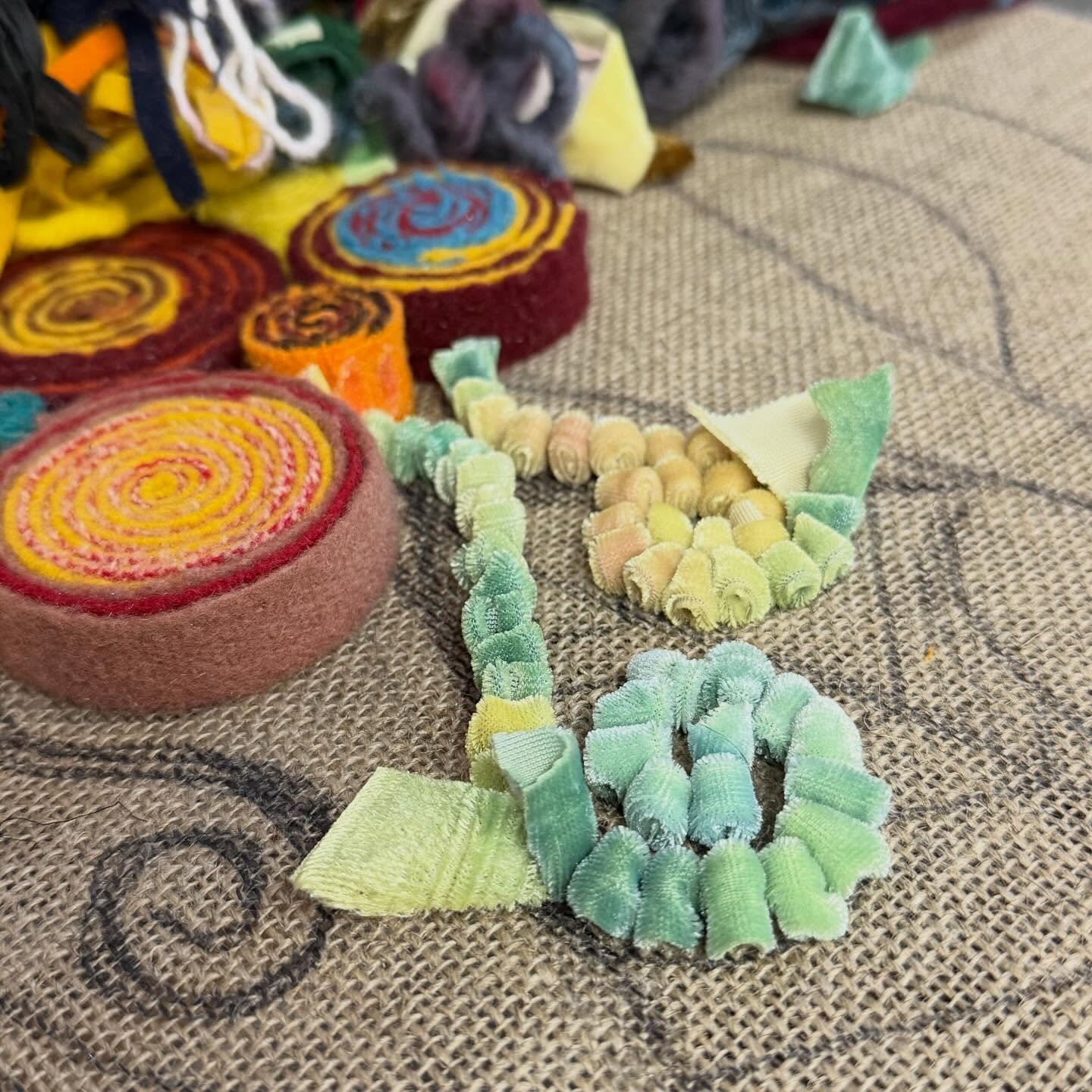 Working a new project today and trying out some stretch velvet. #rughooking #mixedmediafiberart #fiberart #textileart #rugmaking