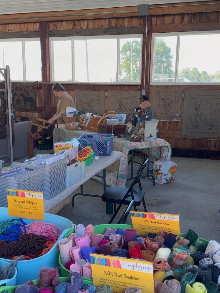 All set up for the Quiet Corner hook in today at the Woodstock Fairgrounds. #rughooking #hookedrug #rugmaking #fiberart #textileart