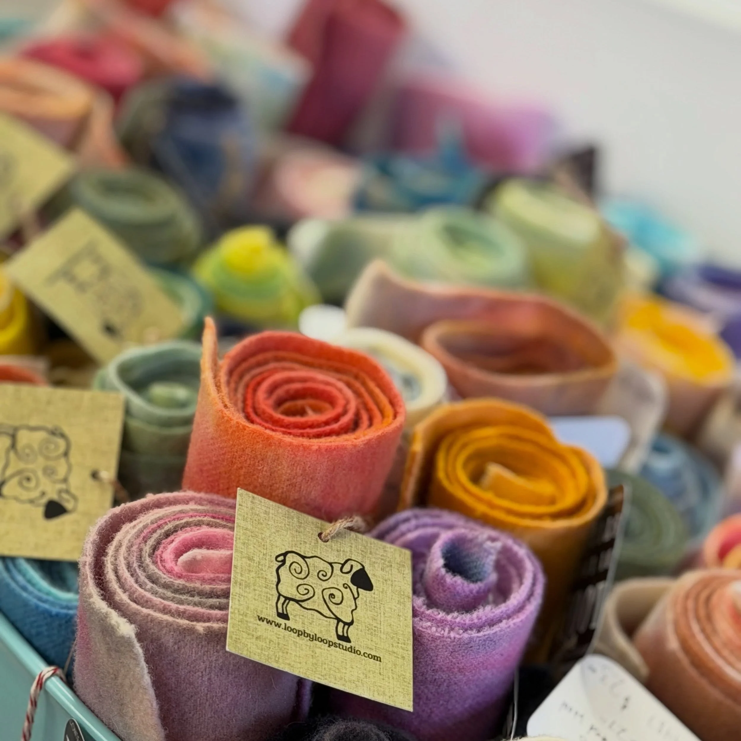 A quick studio turnaround is taking place! I was away for fun last week and now I leave for rug hooking week @sauder_village for even more fun! Hope to see you there! #rughooking #rugmaking #fiberart #fiberartteacher #rughookersofinstagram