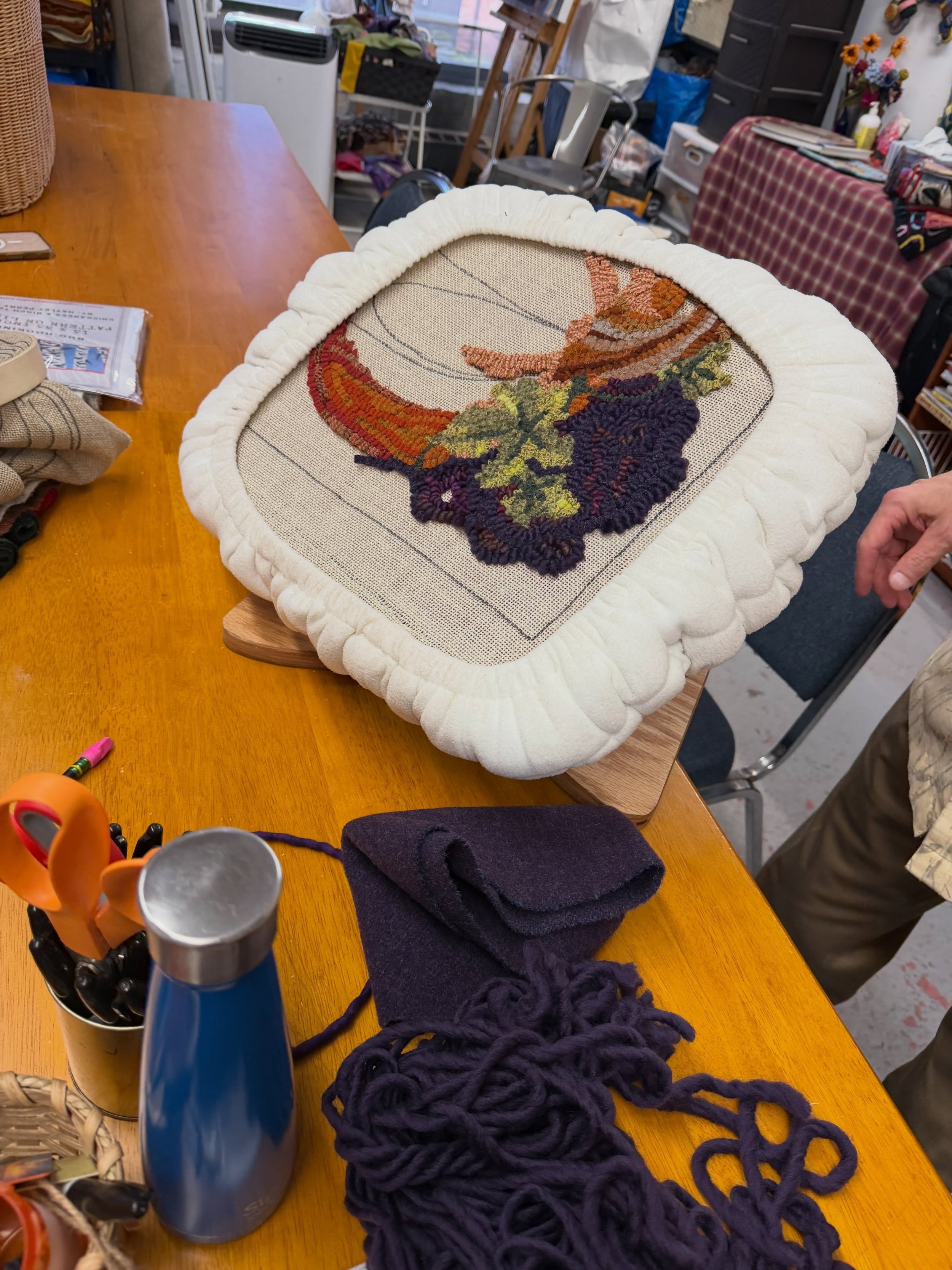 A wonderful and inspiring class on backgrounds at the studio yesterday! I was so engrossed I didn&rsquo;t get photos of each project - sorry to the three I missed! #rughooking #hookedrug #fiberart #textileart #rughookersofinstagram