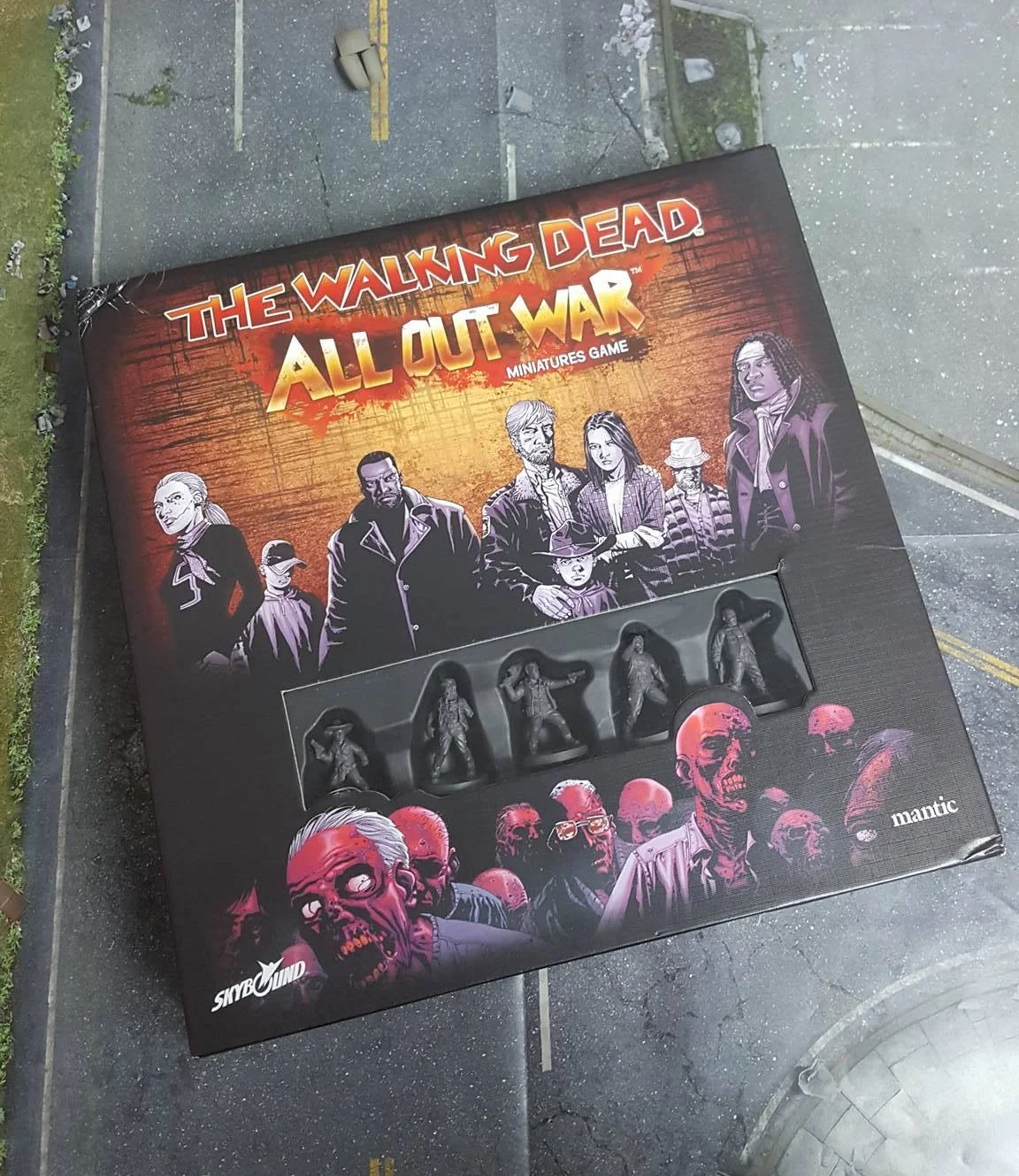 8.2 - Walking dead core box.jpg